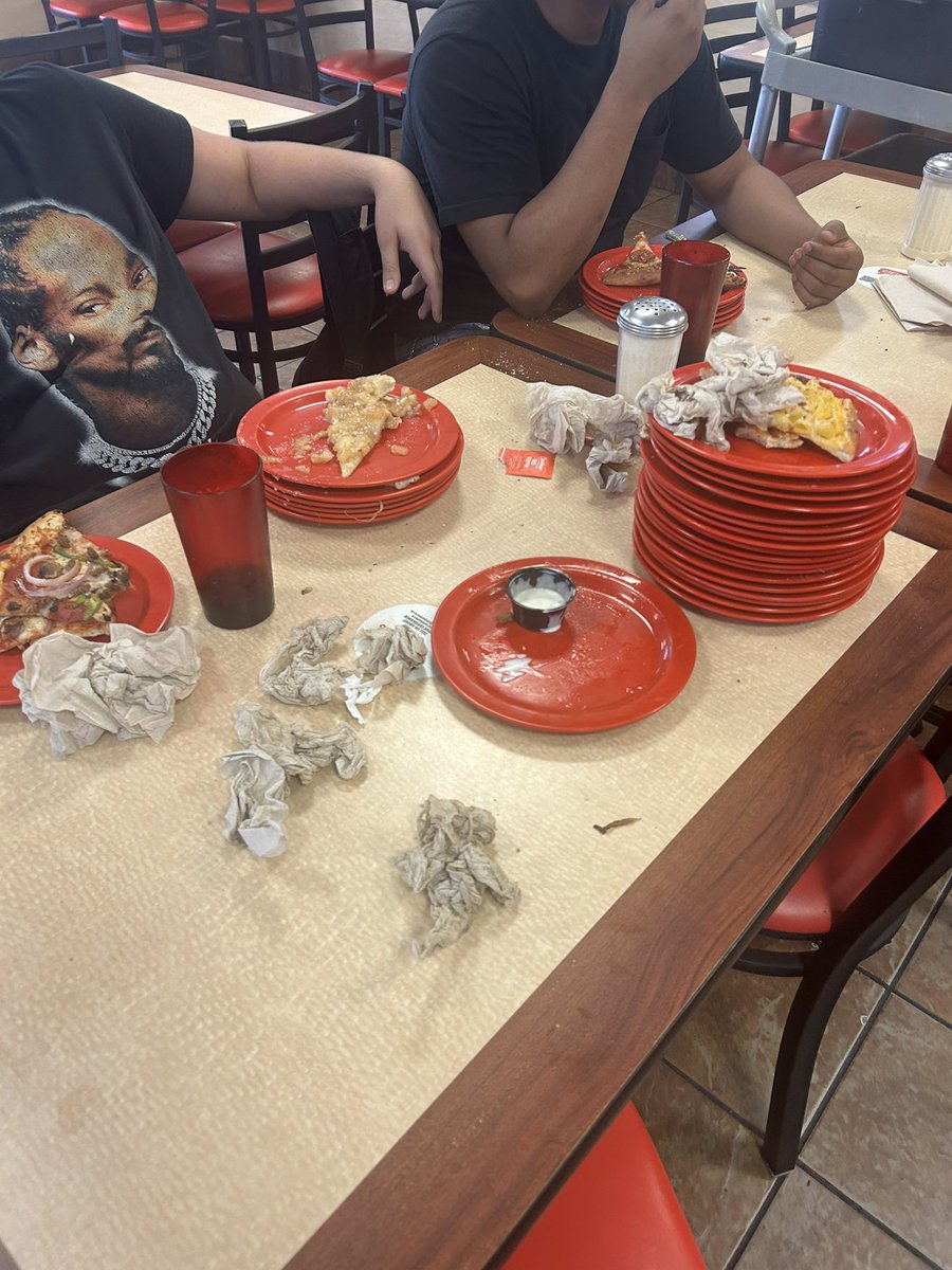 Coach_Piker's tweet image. A little #DIESEL dinner @CicisOfficial Pizza! Not a bad showing by the fellas. I know this: @MCRamFootball will never lose a meal!! 😂

Pizza Challenge Winner: Matias Lertora

We compete in everything we do! #RPND

#RamTough #Ram3500 #CreekMayde