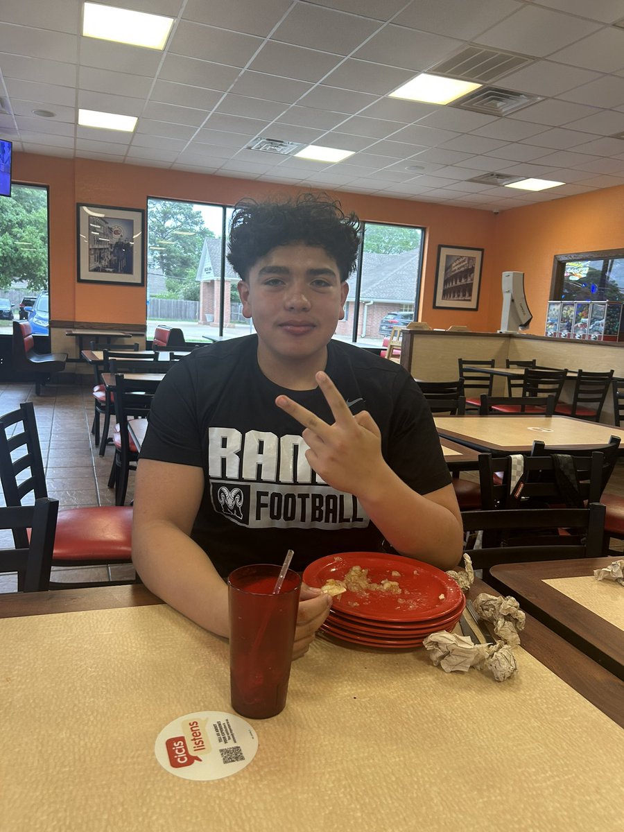 Coach_Piker's tweet image. A little #DIESEL dinner @CicisOfficial Pizza! Not a bad showing by the fellas. I know this: @MCRamFootball will never lose a meal!! 😂

Pizza Challenge Winner: Matias Lertora

We compete in everything we do! #RPND

#RamTough #Ram3500 #CreekMayde