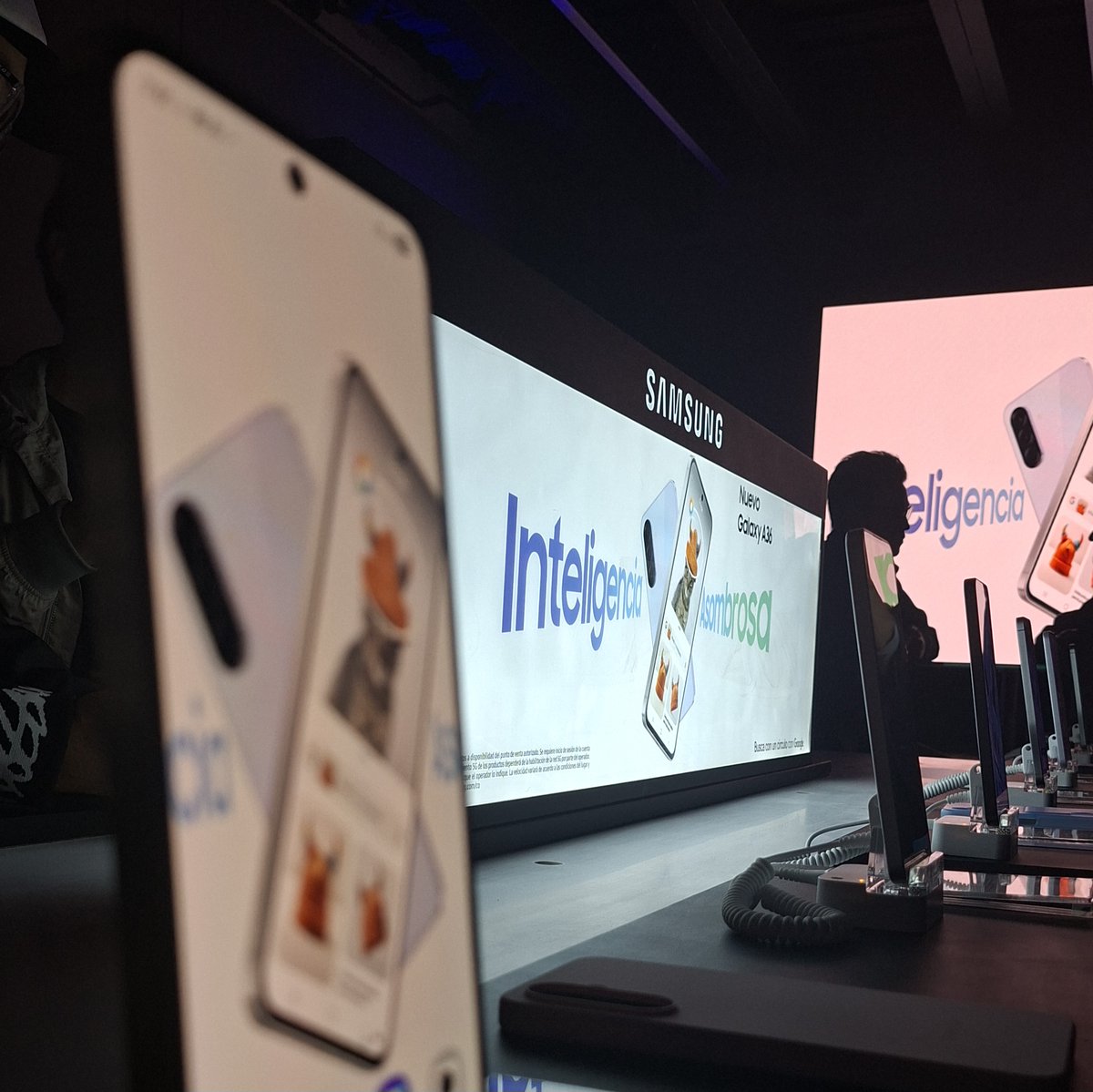 SamsungCO's tweet photo. ¿Noche Asombrosa con la Familia Galaxy? Check ✅
Y con el #GalaxyA56, no se nos escapó ni un momento. 👀✨
#InteligenciaAsombrosa #ComoQuierAs https://t.co/QrFnhjwwxY