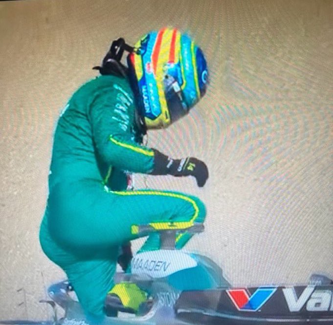 Es como si no llevara nada puesto, nada puesto, nada puesto.. 

ESTUPIDO Y SENSUAL ALONSO