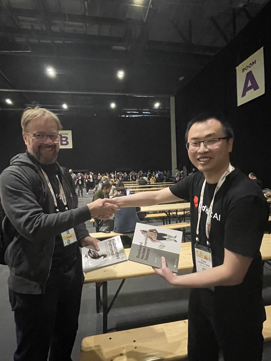 TerryTangYuan's tweet image. Wrapping up an amazing week at #KubeCon London!

It’s been a full week of connecting with an incredible community of users, contributors, collaborators, colleagues, and friends.

I had the pleasure of participating in a panel, an opening session, and two other KubeCon sessions!