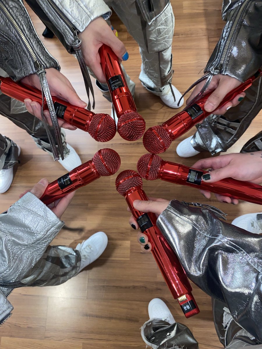 zuttersh's tweet image. They fought for their dream, started it together, overcame hardships together, left everything  and stay together. Six hearts, one group, iKON's brotherhood is one of the most genuine I have ever perceived in kpop. Periodt ✨