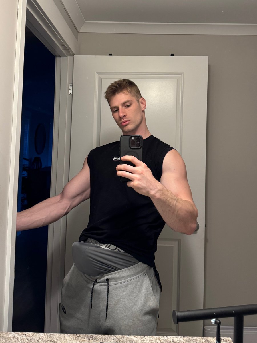 sending  pics🍭  to everyone who says "hi"