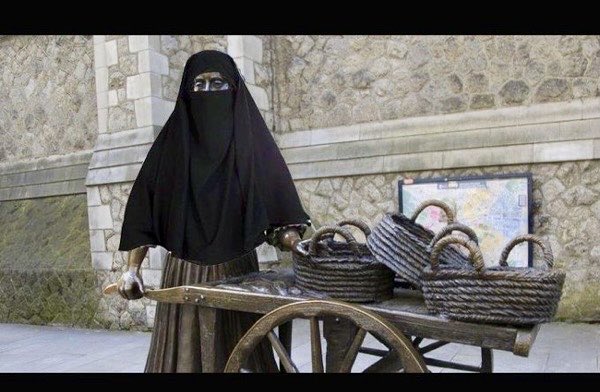 KarlMartinIrl's tweet photo. Breaking News:  ⁦@DubCityCouncil⁩  unveils more diverse and inclusive Molly Malone statue. 
The new Molly is welcomed by @NWCI  @labour #MustaffaSneeze and @joeliveline ⁦.

h/t ⁦@MartinMurphy72⁩ 
⁦@_QueenMeabh⁩ ⁦@AdamsSandr4794⁩ https://t.co/ScEZRVE7ln
