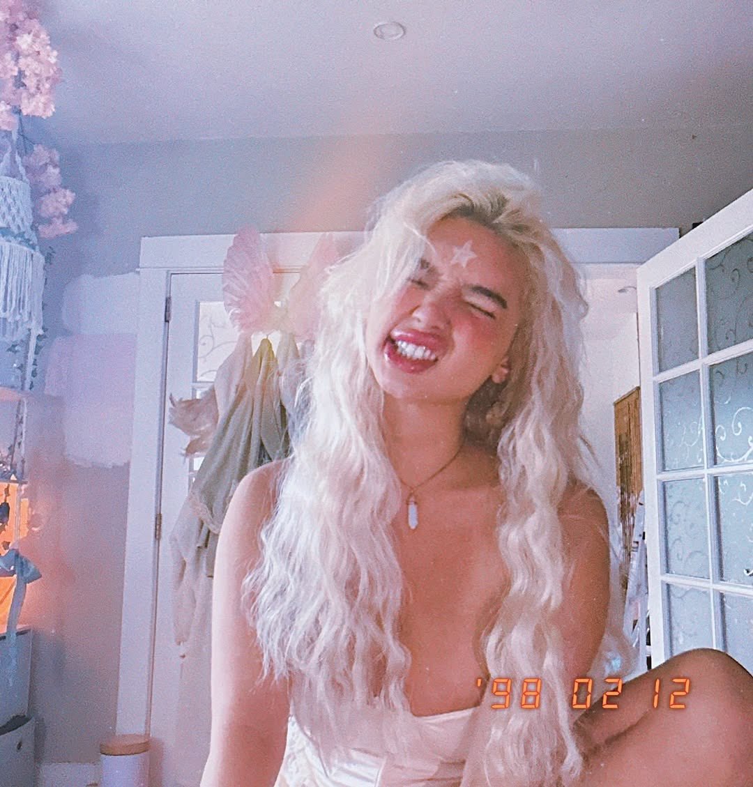 SweetChereePie's tweet image. all artists tend to be a bit weird 🦄🧚‍♀️