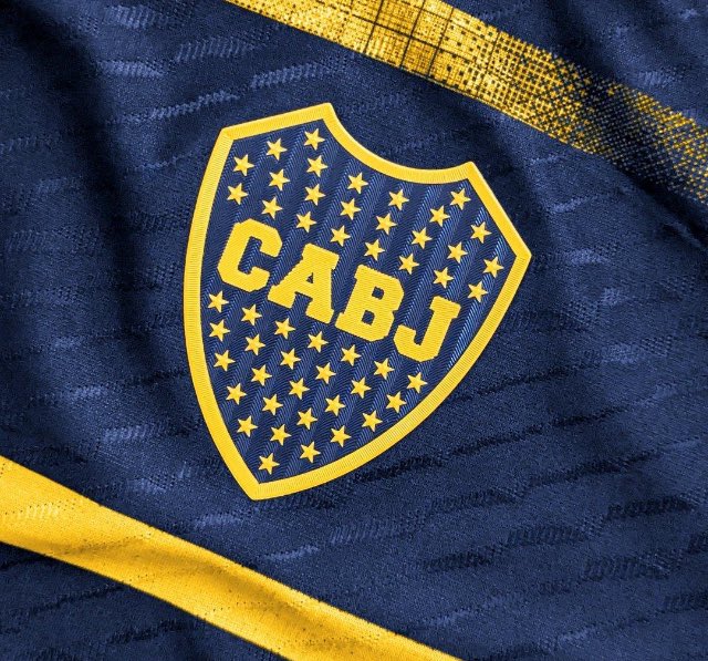 jorgereale's tweet photo. Boca cumplió ayer 120 años. 
Y viene bien recordarlo cuando a los socios nos hablan como si cumpliéramos un par de décadas, 
y nos trata de “malacostumbrados” una persona que hace cinco años no demuestra la más mínima idoneidad para el cargo que ocupa.

No hace falta aclarar que Boca ya era gigante, y no solo porque era Bicampeón de América y Campeón del Mundo (que podrían haber sido dos si se jugaba aquella final con el Liverpool), sino por toda nuestra historia e idiosincrasia, porque hasta en los peores años se vendía muy cara la derrota…
nada más lejano a esta actualidad.

Porque resulta que no solo no aprendieron a gestionar, sino que tampoco lograron transmitirle a los jugadores lo que significa ponerse esta camiseta.
Ni una cosa, ni la otra.

La soberbia y la incapacidad nunca deben ir de la mano, porque los resultados son estos. 
Y los platos rotos siempre los pagamos los socios y los hinchas porque, no se confundan, es a nosotros a quien más nos duele.