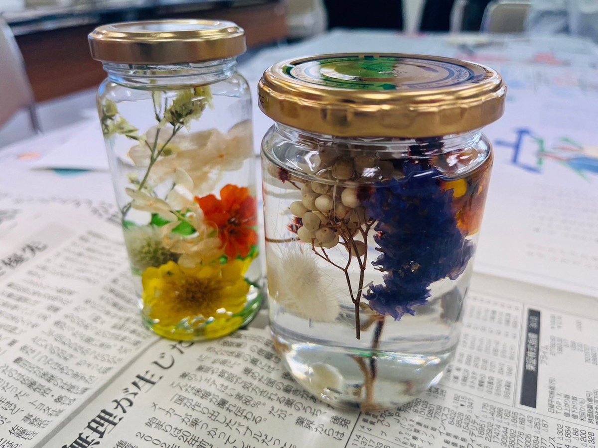 Iwate_emsc's tweet photo. 【活動紹介④ハーバリウム🌸】

EMSCでは、ドライフラワー、オイルを使用してハーバリウムを製作しています💐
空き瓶の回収や、花の育成を私たちが行なっています🌱

ワークショップに参加する地域の方だけでなく活動を通して私たちも環境への関心を高める機会となっています！

#春から岩大
#岩手大学 https://t.co/2lenNK66fy