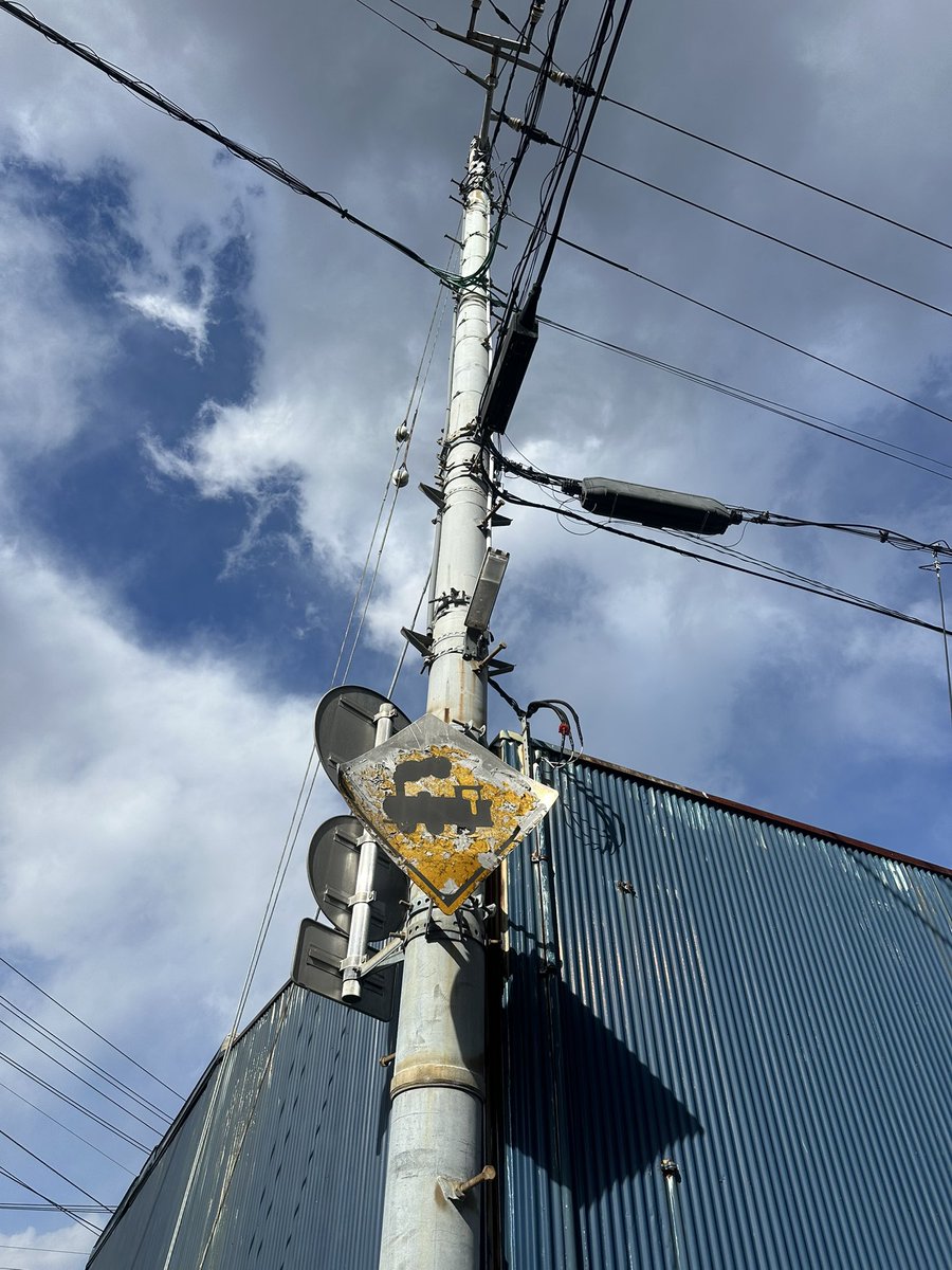HiroTakeuchi's tweet image. Old road sign.

#oldroadsign
#roadsign
#trafficsign
#警戒標識
#道路標識
#踏み切りあり