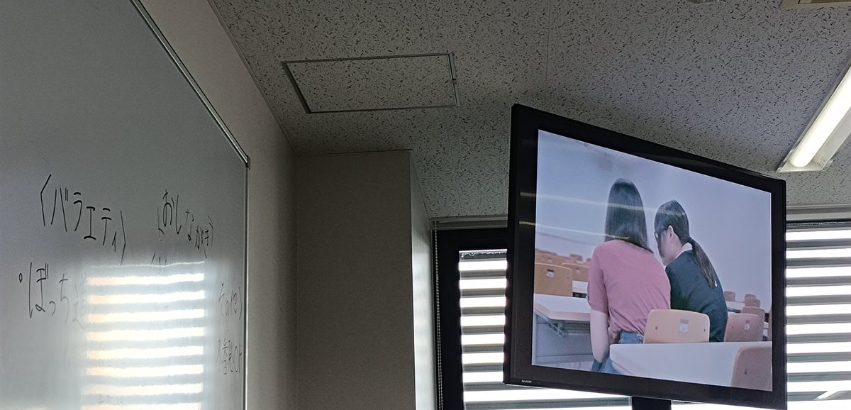studioabouts's tweet photo. 【サークルフェスティバル🌸】
おはようございます☀︎
昨日のサーフェスの様子を公開‼️バラエティ作品やMV、番発の様子などがわかる作品と実際に使える機材の体験を行っています❗
3枚目のサイケデリックな映像の撮影は地理研のメンバーにお手伝いいただきました😊
 #春から駒澤 #春から駒沢 https://t.co/VfOKbQQTXr