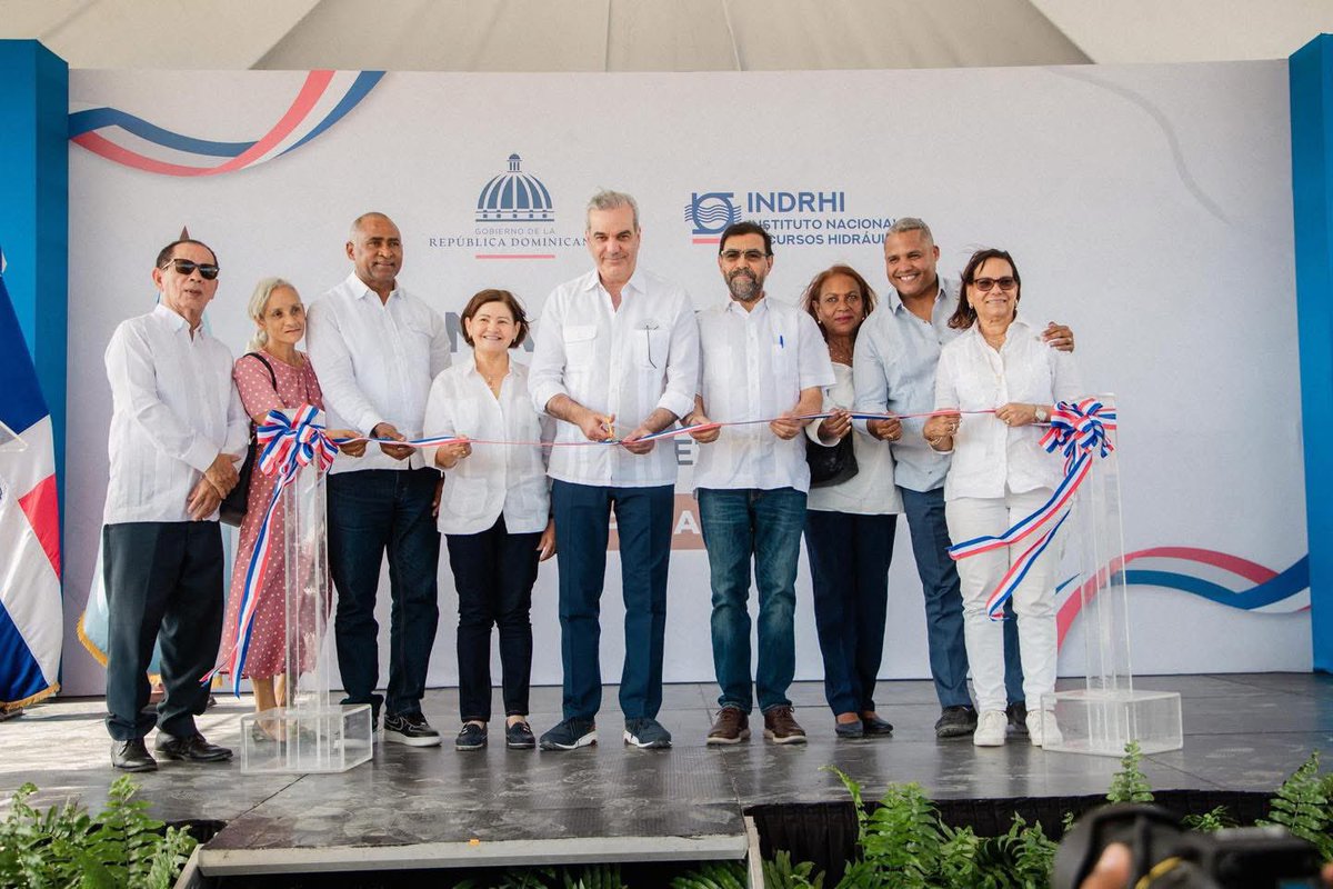 JulitoFulcar's tweet photo. Agenda productiva en Baní junto al presidente @luisabinader ; supervisamos la circunvalación, dialogamos con la sociedad civil, inauguramos asfaltado en la zona universitaria Uasd y la 1ra fase del muro de contención del río Baní. ¡Comprometidos con el desarrollo y la seguridad! https://t.co/3lOr22iDdU