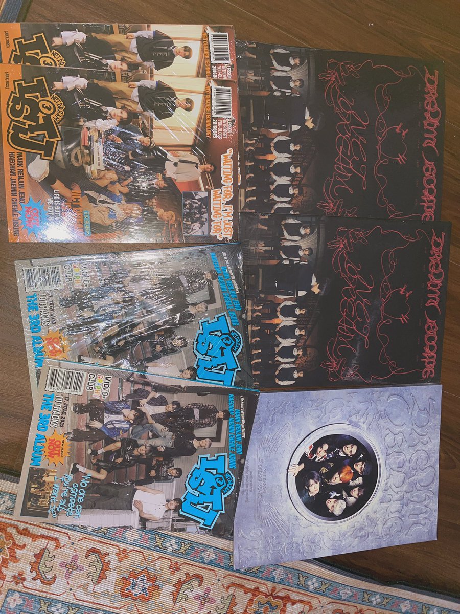 A thread WTS‼️‼️‼️

Moots 😭😭😭😭 plisss bantuin kosongin rak aku. Ini album sama 2 pritilan yg aku sayang bgt berdebu di rak 😭😭😭😭 plis dibeli ya biar terawat 😔
Tetes penghabisan ini, murah kok *boleh nego tipis.
Harga dan barang aku up agak siangan yak di thread ini.