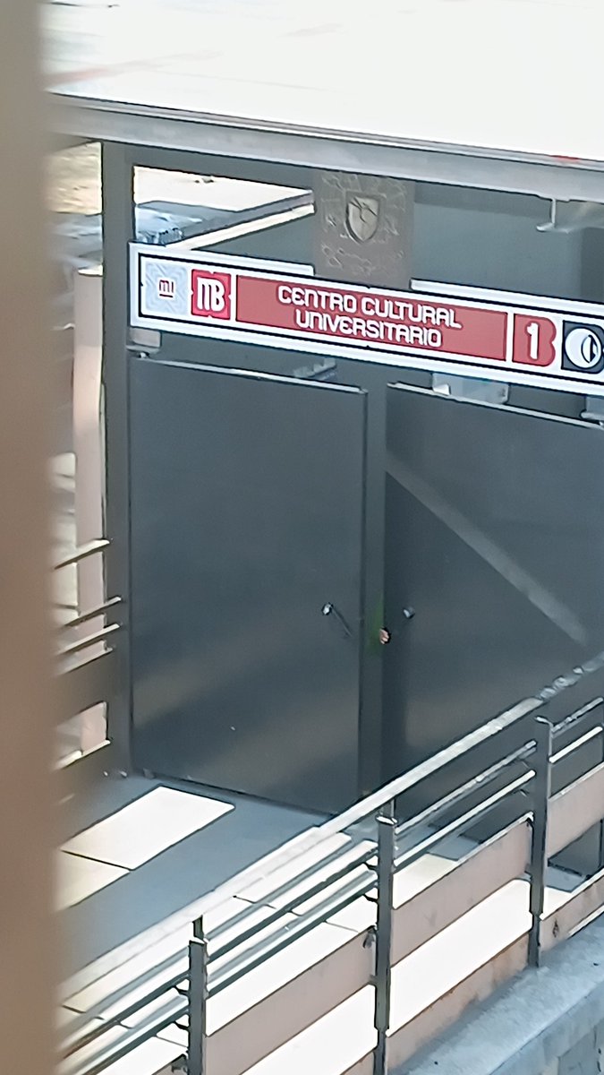 HugoDiaz9's tweet photo. @MetrobusCDMX Avísenle a las estaciones !!! Centro Cultural sigue cerrado https://t.co/fDw72nXofM