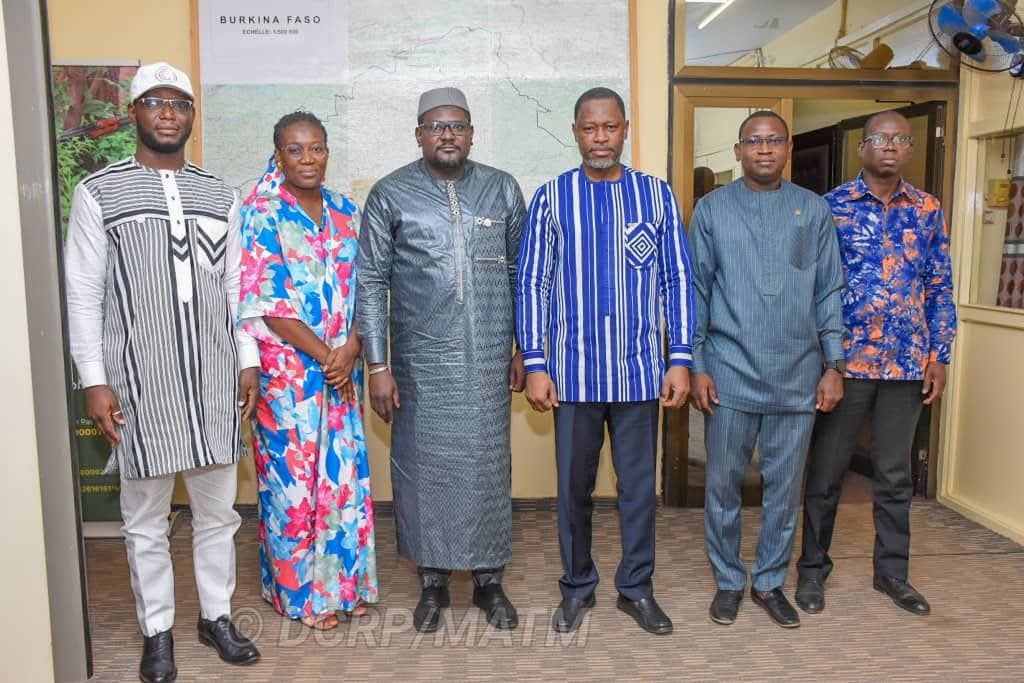 MATM_BF's tweet photo. Le Ministre d’État Emile ZERBO a reçu ce 4 avril 2025 le Directeur Pays de #GenevaCall, Moussa AG WAERZAREN : échanges sur le bilan 2024, les perspectives 2025 et l’alignement des actions sur les priorités nationales.
#GenevaCall #BurkinaFaso #Coopération https://t.co/qVmdYshRH0