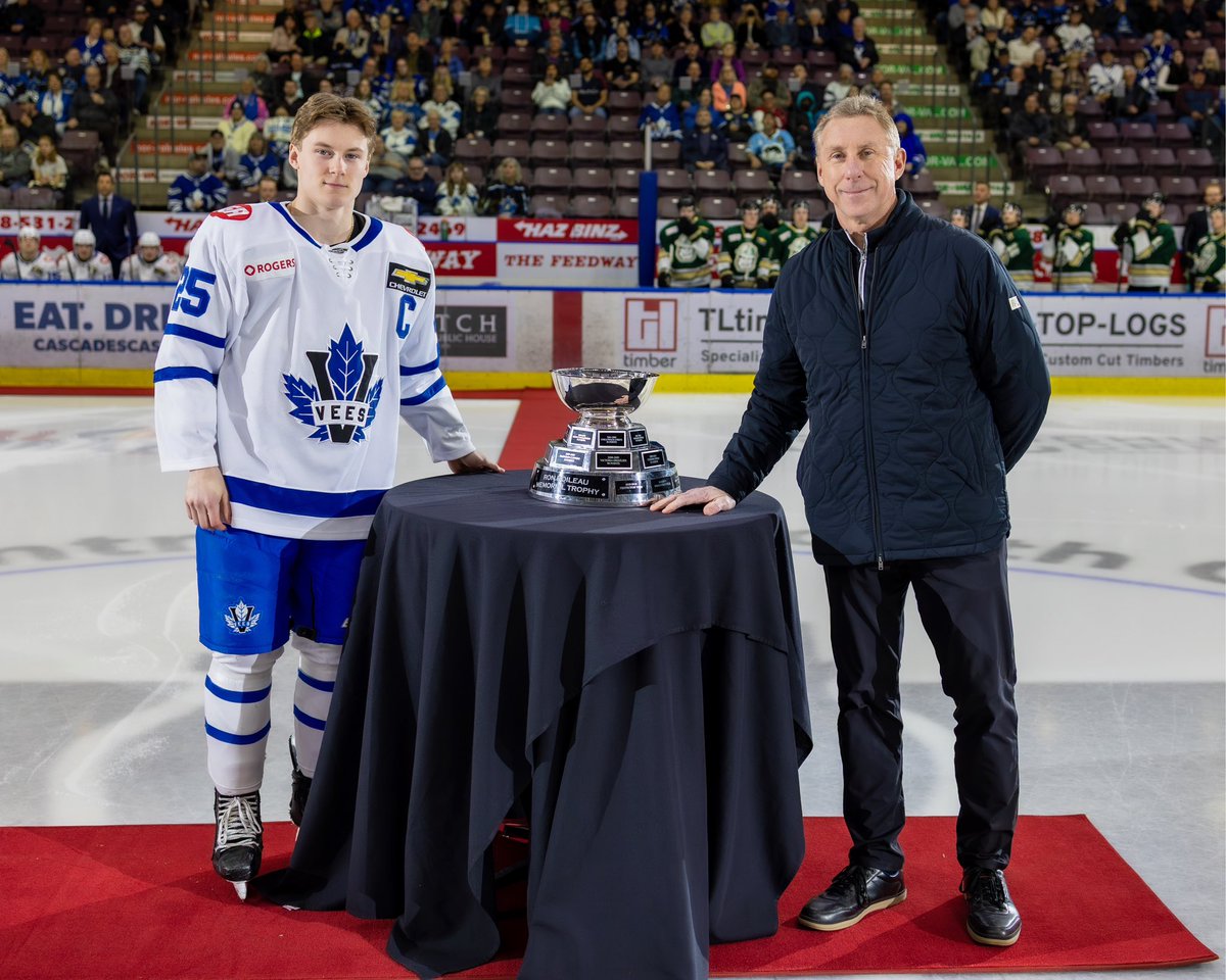 BCHockeyLeague's tweet image. Yesterday, BCHL VP of Hockey Operations Brad Lazarowich presented the Ron Boileau Trophy for regular season champion to Conyr Hellyer and the Penticton Vees before Game 1 of the playoffs.

📸 Jack Murray