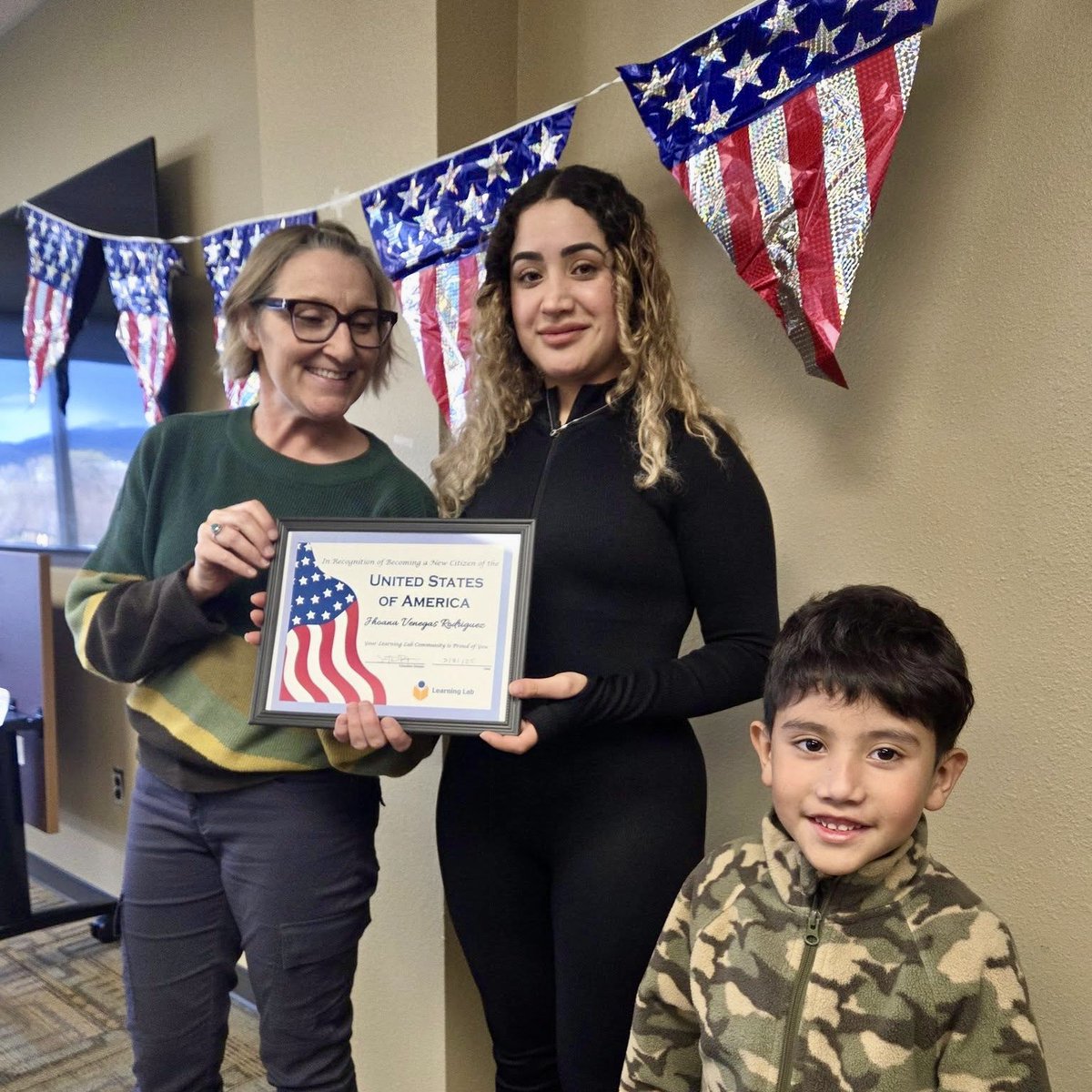 LearningLabID's tweet image. We recently celebrated several of our adult learners who have earned their U.S. Citizenship! 🎉 From cake and photos to a mock civics quiz (spoiler: our students crushed it!), it was a joyful way to honor their hard work, dedication, and community spirit.

#FeelGoodFriday
