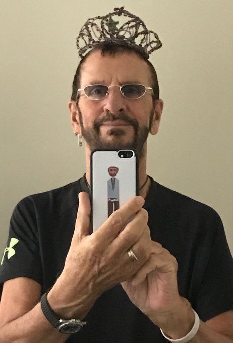 ltsreallove's tweet image. eternally grateful they get to have iphone. it must be so crazy. imagine being in the beatles and now u have iphone. and u get to take selfies on iphone.