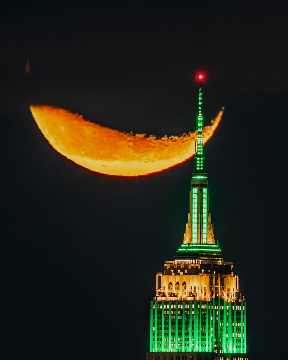 Shining in green and gold in honor of <a href="/kylieminogue/">Kylie Minogue</a>'s Madison Square Garden show 

Text CONNECT to 274-16 to get alerts on our Lights!

Watch tonight's lighting here: esbo.nyc/ecx

📷: mirro_hero/IG