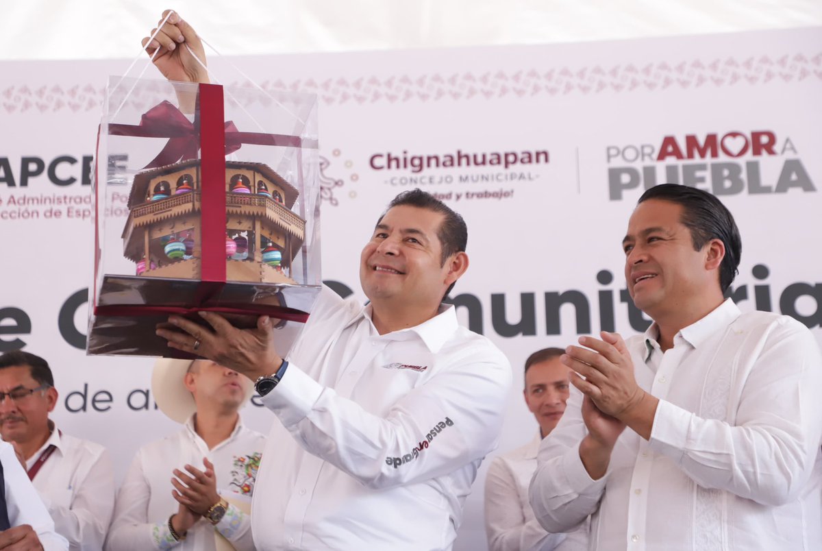 En Chignahuapan, participamos en la entrega de apoyos del programa de Obra Comunitaria, como:

✅Turismo Comunitario.⛲  
✅Obra Educativa. 🏫
✅Parques Recreativos. 🛝 
✅Canchas Deportivas. 🥅
✅Sistema de Agua Potable.💧 
✅Alumbrado Público.💡  
✅Rehabilitación de Calles y