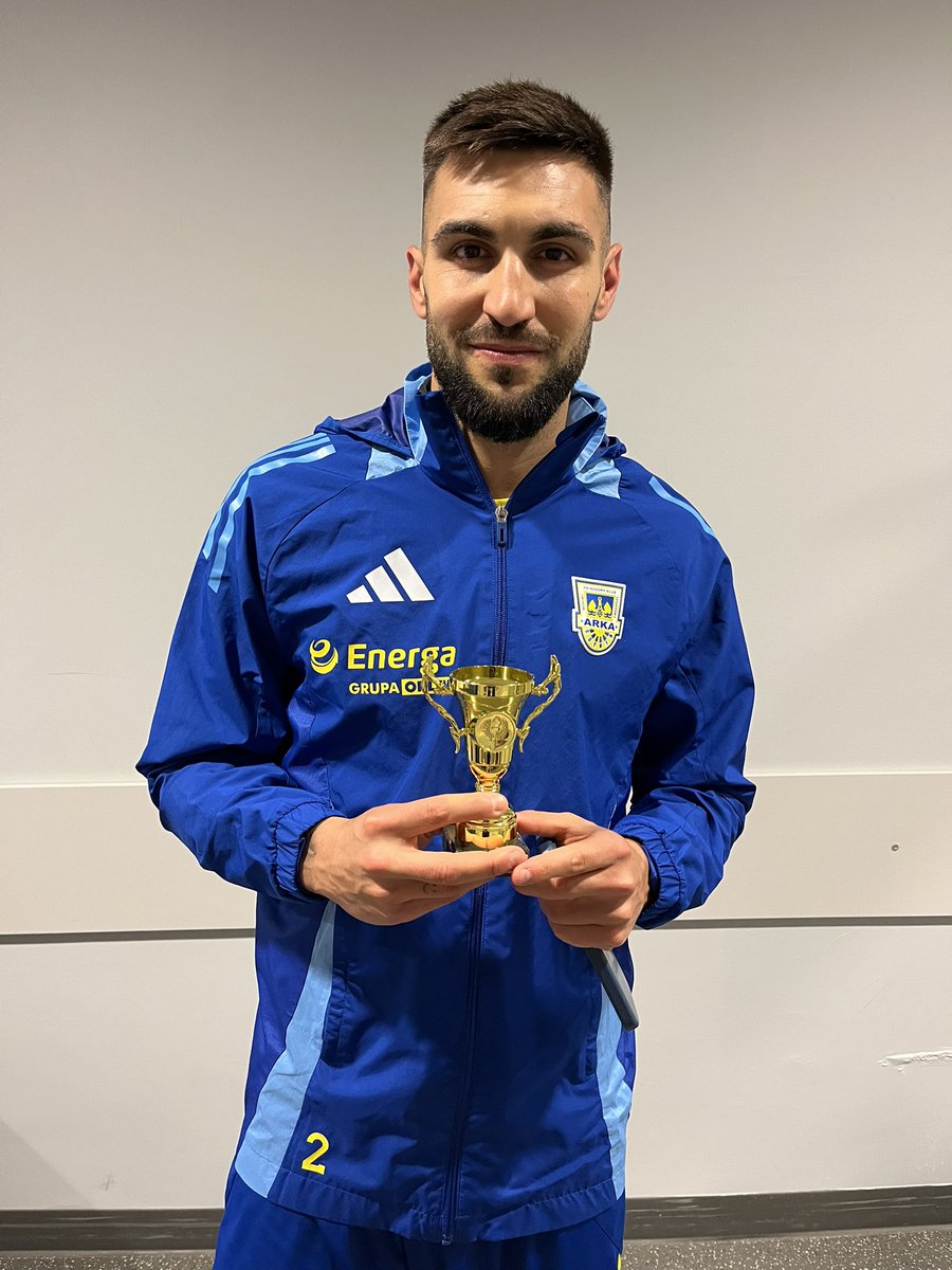 Zawodnikiem meczu Kotwica Kołobrzeg - Arka Gdynia naszym zdaniem został Marc Navarro i z ramienia Kącika Piłkarskiego <a href="/MMAfistsPL/">MMAfists.pl</a> odebrał statuetkę