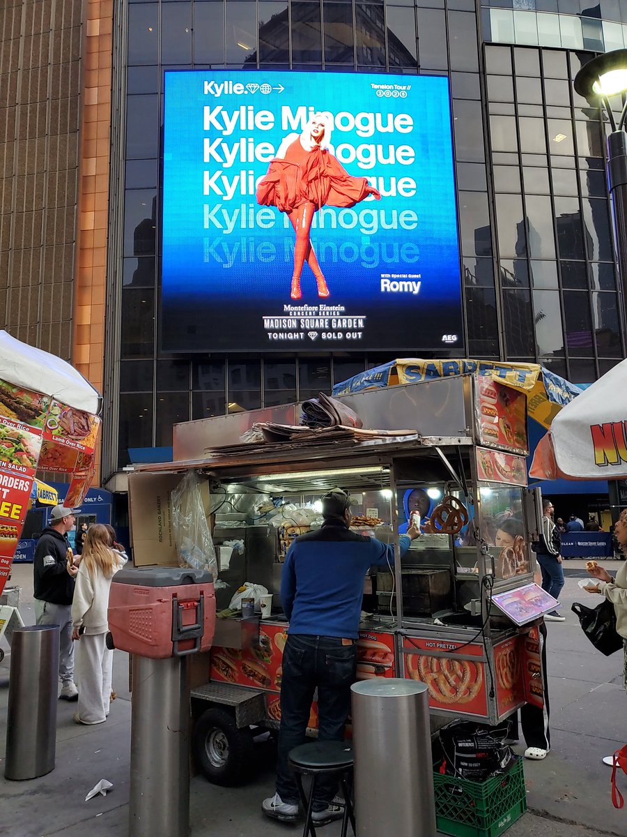 Complete disinterest. Doesn't he know his priorities? <a href="/kylieminogue/">Kylie Minogue</a> #KylieMinogue