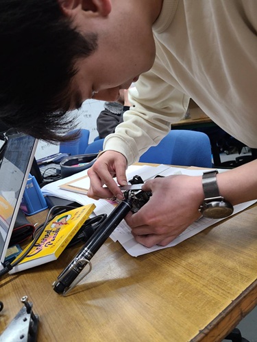 tdufsae's tweet photo. 東京電機大学 新入生の皆さん !
ご入学おめでとうございます 。
ぜひ、夢工房にいらしてみてください ！
学部1年 ”附柴” の「1年生が来てくれました」
ぜひご覧ください！
↓リンクはこちら↓
https://t.co/1Yu8O7ZDJ8
#TDU
#自動車部
#エコラン
#日記 https://t.co/u1IfXonzmt