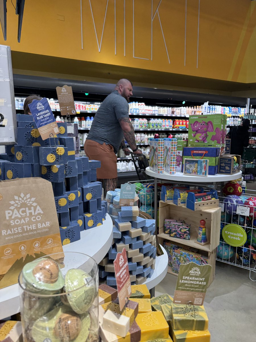 <a href="/_dp75/">d⁷⁷ 🇸🇮 🐈‍⬛️</a> Saw his brother at a Whole Foods in Denver. Easily one of the tallest and biggest humans I had ever seen. He towered over shelves. He was a giant walking amongst mere dwarves. His cart looked like a miniature toy in a doll house. The milk, tiny props he could place in his palm.