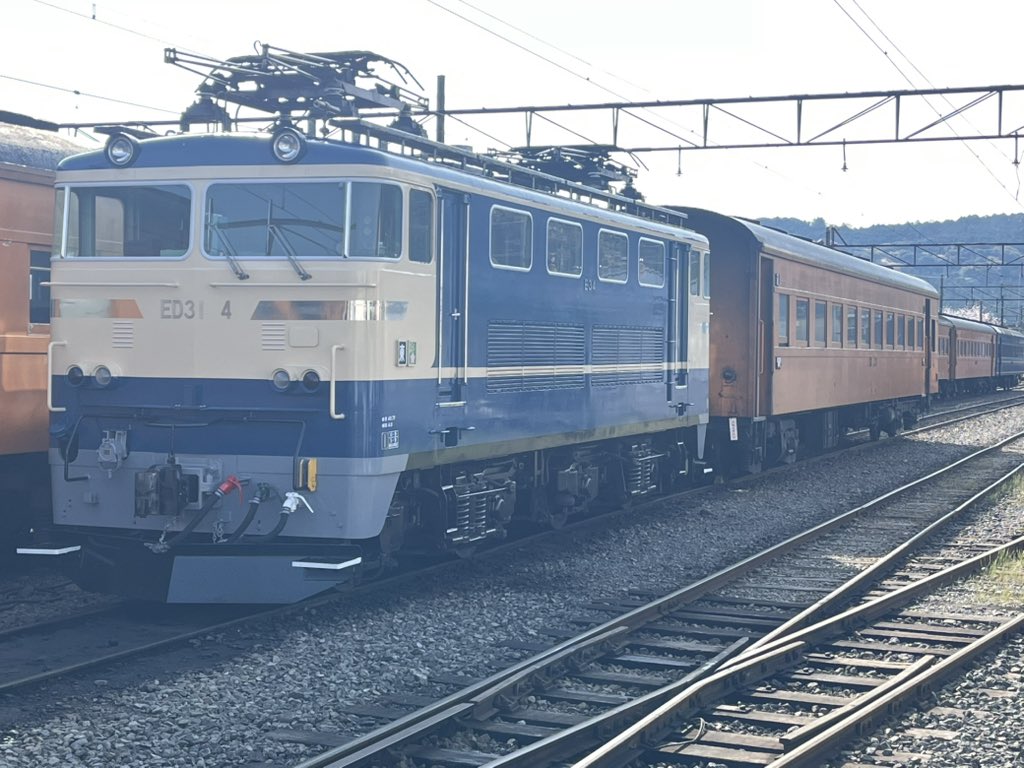 koni_ch47ja's tweet photo. 朝6時出発で、大井川鐵道・新金谷駅なう。
いきなり会えました😭😭😭😭
#大井川鐵道
#ED34
#新金谷駅 https://t.co/eCg9i0exkY