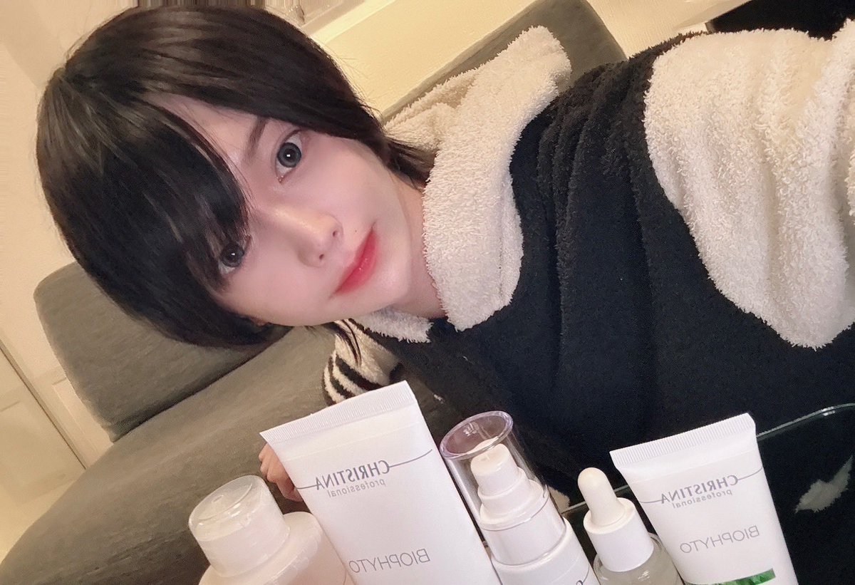 UN84104618's tweet photo. 最近のお気に入りのクリスティーナ
毛穴、むくみ引き締まるし値段可愛くないけど買う価値あり https://t.co/Id18FVALc5