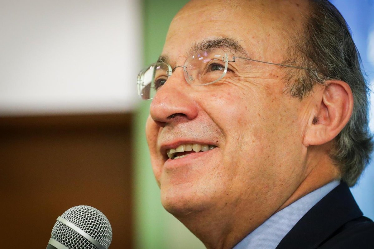 FelipeCalderon's tweet photo. Estoy en Lima, Perú. Participo en un seminario sobre políticas públicas en la Universidad San Martín de Porres, en colaboración con el centro Adams Smith, por la libertad económica, de la Universidad internacional de la Florida. https://t.co/dhifOHbdd2