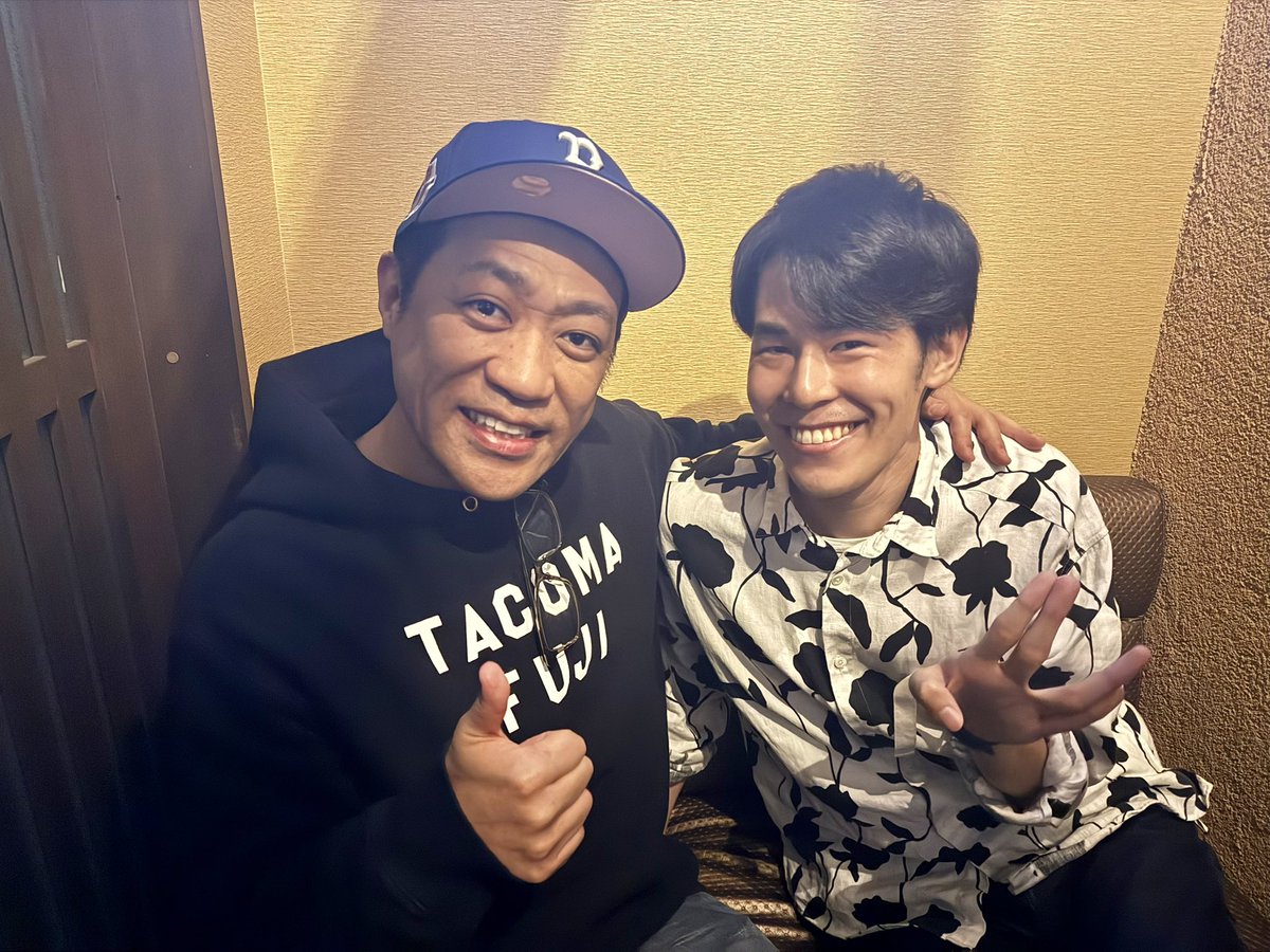 hanawa_bassman's tweet photo. 小・中学校の後輩でもあるビリギャルの坪田先生が、石井玄さんと東海オンエアのりょうくんをBAR稽古場へ連れてきてくれた＾＾
東海オンエアは家族みんな大ファンなので素人みたいに写真をお願いしちゃいました＾＾
お酒を交わしながら、オードリーのドームの話やYouTubeの話、ラジオやお笑いの話まで、色々と話せてとても楽しい夜でした！
坪田くん、ありがとう！
#BAR稽古場 #東海オンエア #りょう #石井玄 #坪田信貴