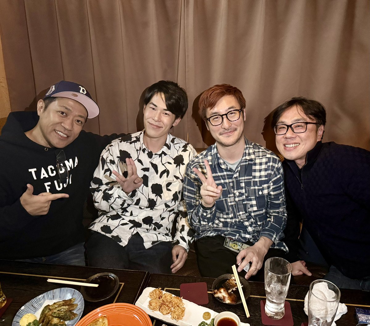 hanawa_bassman's tweet photo. 小・中学校の後輩でもあるビリギャルの坪田先生が、石井玄さんと東海オンエアのりょうくんをBAR稽古場へ連れてきてくれた＾＾
東海オンエアは家族みんな大ファンなので素人みたいに写真をお願いしちゃいました＾＾
お酒を交わしながら、オードリーのドームの話やYouTubeの話、ラジオやお笑いの話まで、色々と話せてとても楽しい夜でした！
坪田くん、ありがとう！
#BAR稽古場 #東海オンエア #りょう #石井玄 #坪田信貴