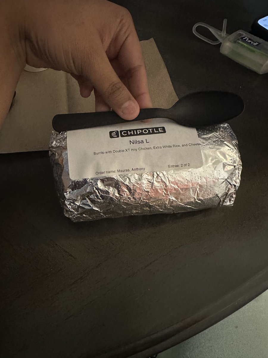 chickytenderss's tweet photo. @ChipotleTweets regular burritos are bigger than this.. this is smaller than the spoon? help?? Also the rice in both entrees doesn’t seem to be cooked all the way bc it’s so hard :( https://t.co/cX8m0SCvL2
