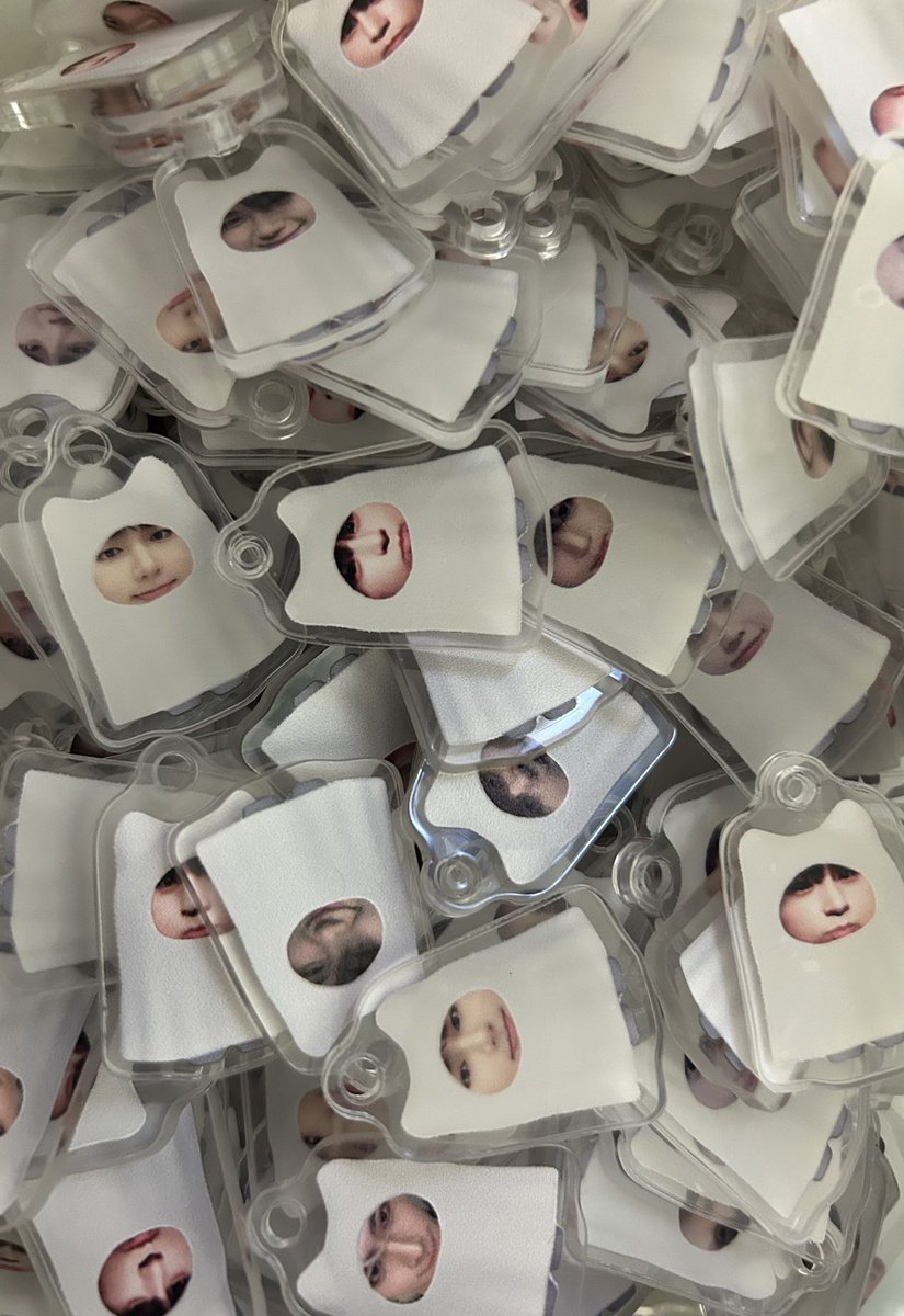 𝟐𝟎𝟐𝟓 𝐙𝐄𝐑𝐎𝐁𝐀𝐒𝐄𝐎𝐍𝐄 𝐅𝐀𝐍-𝐂𝐎𝐍 
[𝐁𝐋𝐔𝐄 𝐌𝐀𝐍𝐒𝐈𝐎𝐍]
제베원 팬콘 키링 나눔

• 날짜: 4.18 , 4.20

• 수량:멤버마다 약 10개씩

• 인증:RT+로즈링or당일 티켓

• 당일 장소, 시간, 착장 타래 공지
• 양일 선착순 2분께 키링+포카+간식 드려요!!