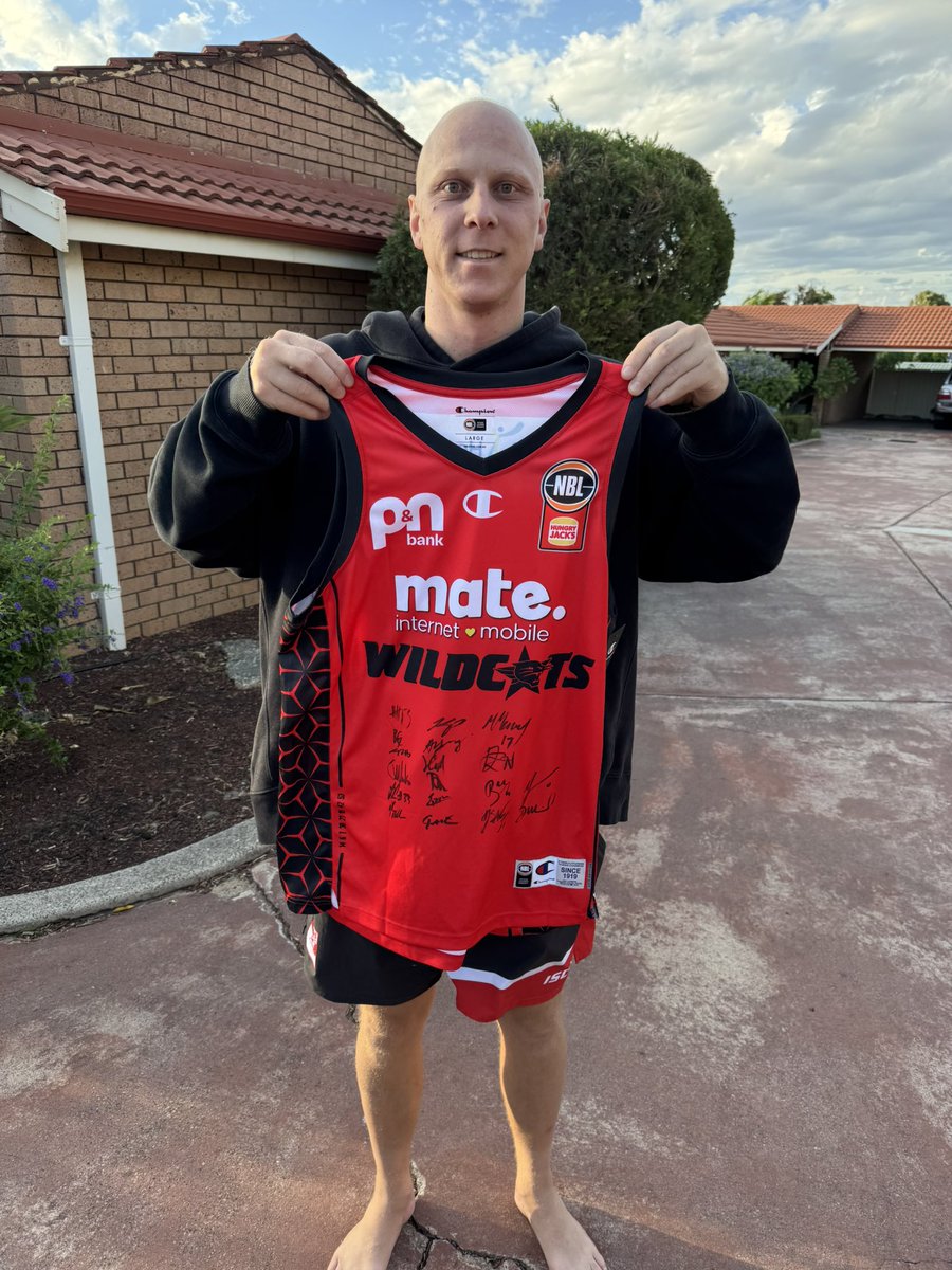 SFFCBulldogs's tweet image. Class move from @PerthWildcats and @jordan_mc12, with a special get well gift for Haiden Schloithe 🐾 

WA sport, one big family ❤️🤍