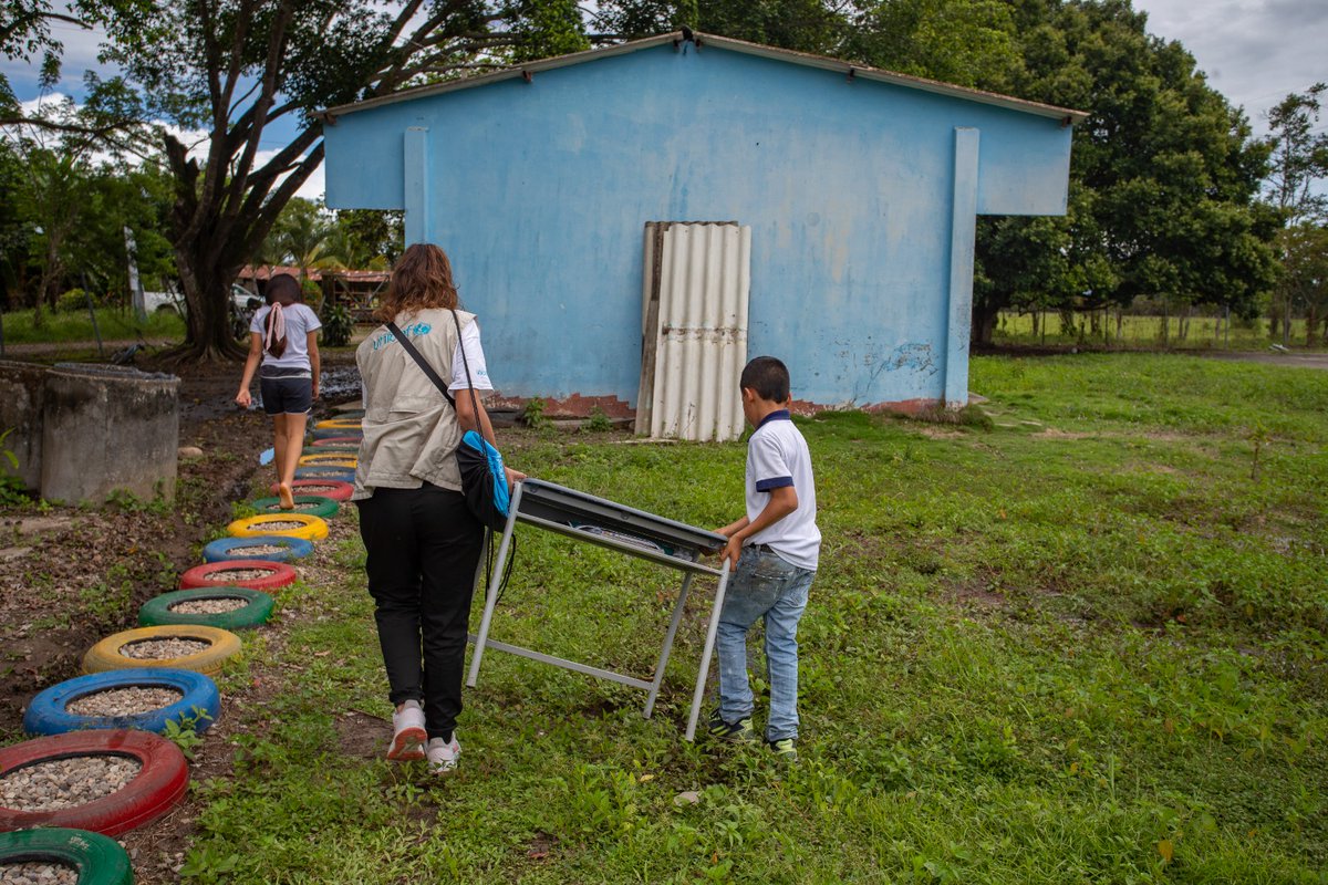 ¡La educación en emergencias salva vidas! Reconocemos el compromiso del @mineducacion hasta llegar a la firma de la resolución 6519, con la cual presenta a Colombia una política pública para garantizar el derecho a la educación de la niñez en contextos de emergencia. (1/3).
