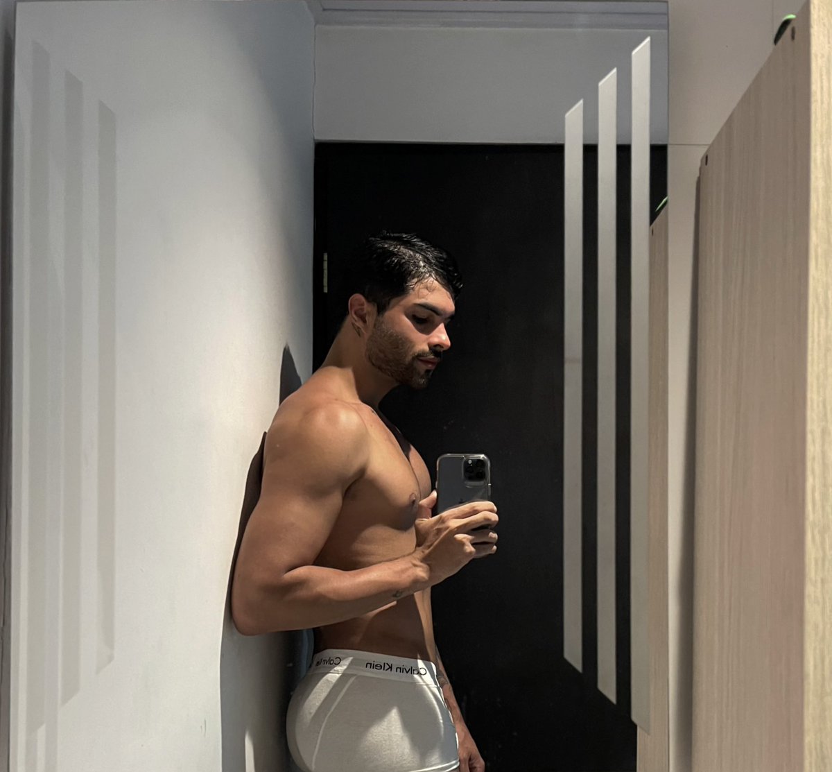 Vendrás a ducharte conmigo? 

onlyfans.com/eroticnath