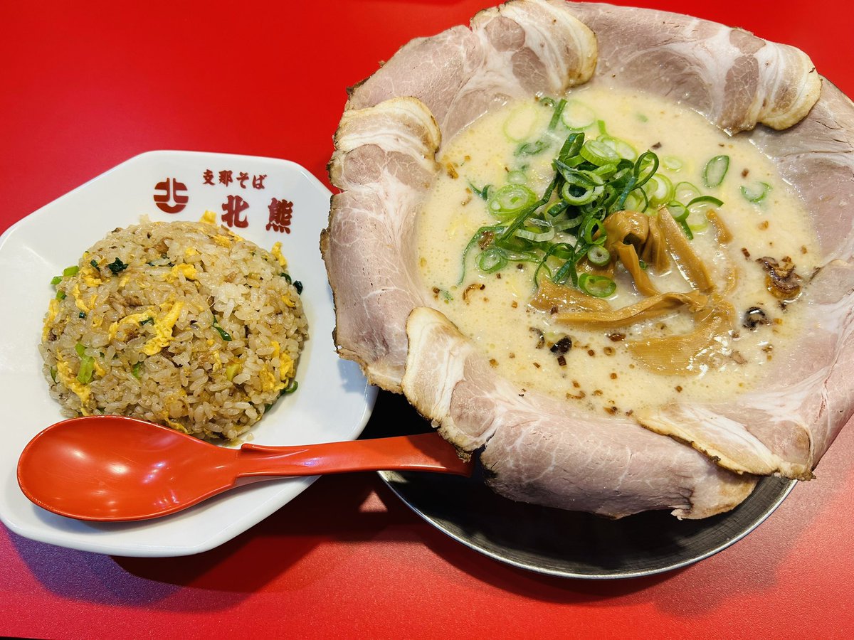 松尾くんには美味しい熊本グルメもご案内いただき、お刺身やラーメン美味しかったなあ。
#北熊ラーメン（ほくゆうラーメン）は #熊本ラーメン では珍しい鶏ガラと野菜出汁のスープですが、旨味とコクが深くてお土産ラーメンも購入するくらい虜になりました(^^)
#取材前後グルメ #遊メシ