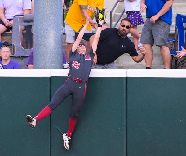 mjohnsonphoto's tweet photo. What a catch to rob the @LSUsoftball home run by @AlabamaSB left fielder @laurenjohnson_0 to end the second inning. LSU 3-0. @theadvocatebr #photo #photooftheday #nikoncreates #nikonz9 #ncaasoftball #bama #lsuvsbama https://t.co/vBCOVQayb7