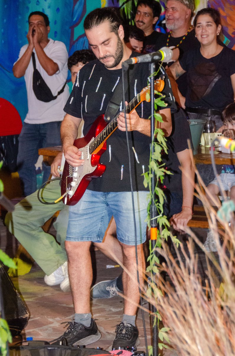 Mango Dub en paseo Winwood 24 de marzo de 2025. Nombre del show: "la ronda del Dub". Dirección: San Juan 455. En la foto José Vilotta guitarrista y cantante de Mango Dub.