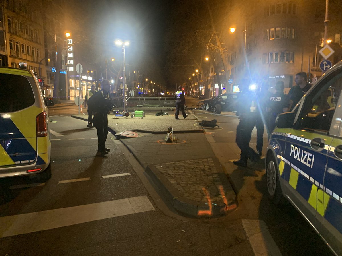 efferth's tweet photo. Statt anzuhalten, gab eine 54jährige Autofahrerin in Köln am Abend Vollgas, als die Polizei sie kontrollieren wollte. Sie raste über die City-Ringe, riss sich an einer Verkehrsinsel das linke Vorderrad ab, fällte eine Ampel und krachte mit ihrem Audi-Mietwagen in eine Mauer. https://t.co/f2nfXFEOUN