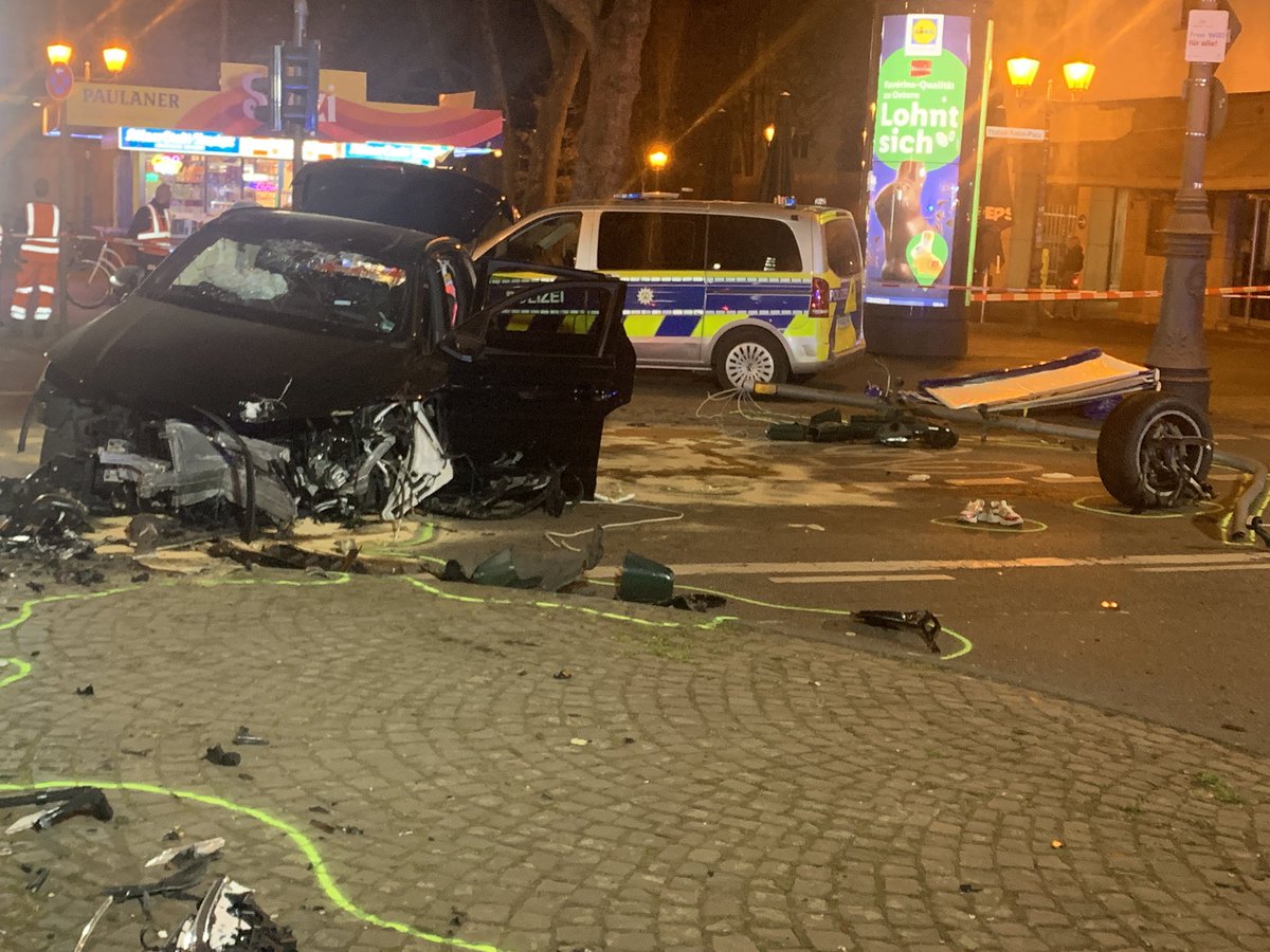 efferth's tweet photo. Statt anzuhalten, gab eine 54jährige Autofahrerin in Köln am Abend Vollgas, als die Polizei sie kontrollieren wollte. Sie raste über die City-Ringe, riss sich an einer Verkehrsinsel das linke Vorderrad ab, fällte eine Ampel und krachte mit ihrem Audi-Mietwagen in eine Mauer. https://t.co/f2nfXFEOUN