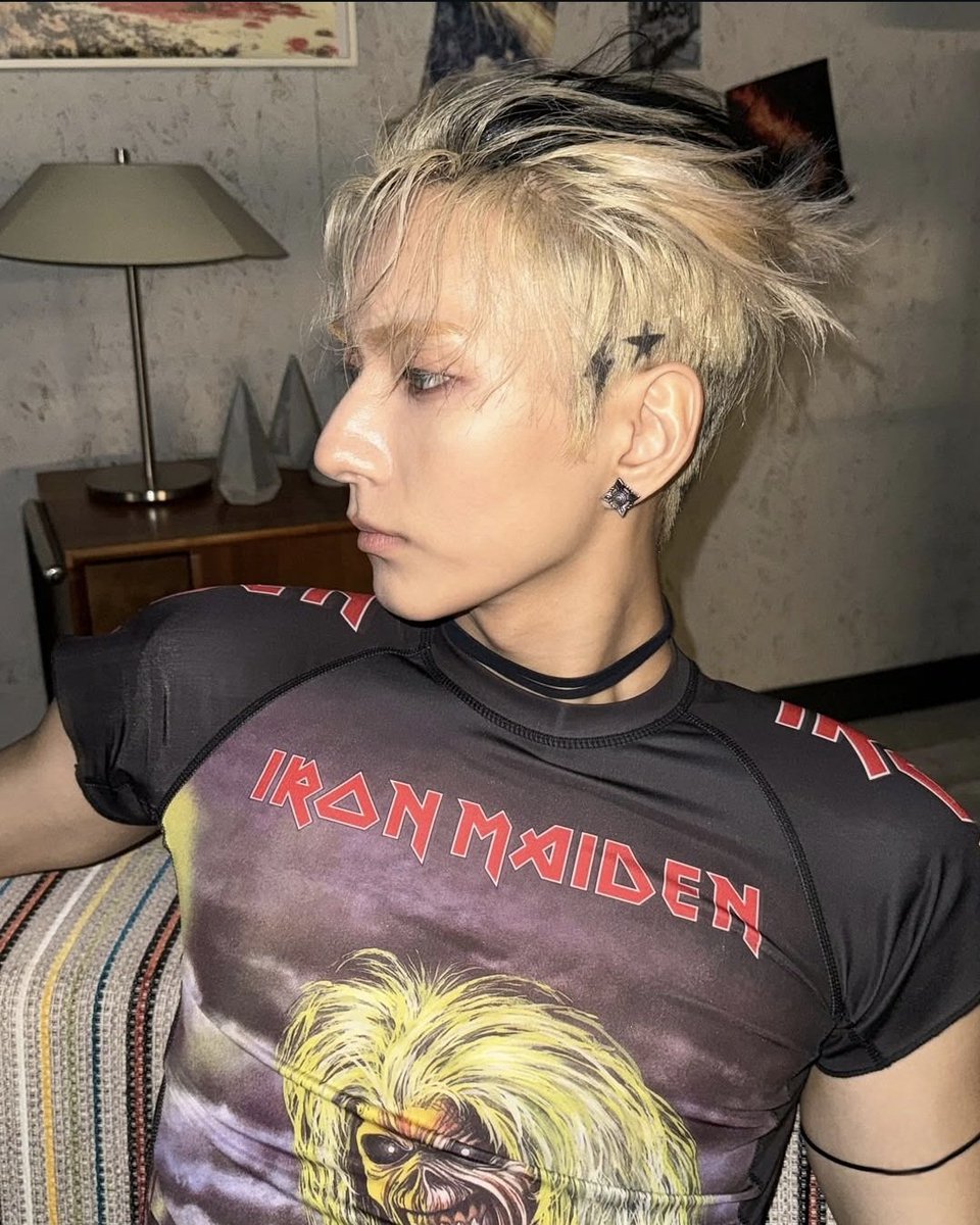 PLENAVIS's tweet image. how am I supposed to survive when he just 𝘭𝘰𝘰𝘬𝘴 like this all the time? 

that tongue, and his nose, his broad back and tiny waist? 

I'm soaked and sick over it, truly