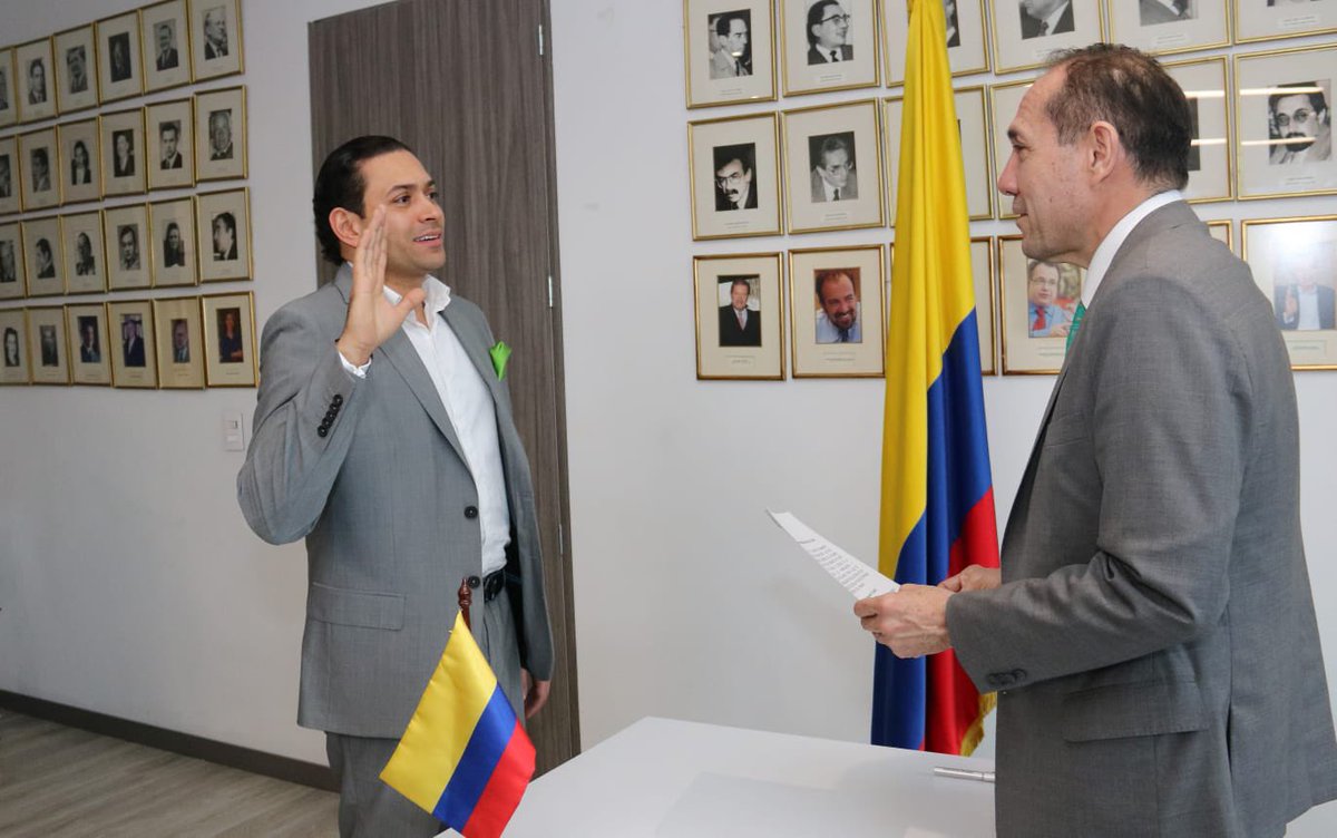 Damos la bienvenida a quienes fortalecen nuestra misión de garantizar trabajo digno y decente en Colombia. 🇨🇴 
 
✅ Jhon Marcos Torres, director técnico de la Dirección de Derechos Fundamentales. 
✅ Gerson Castillo, subdirector de Formalización y Protección del Empleo.

🧵👇🏽