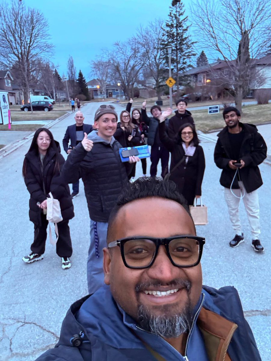 niranjeycpc's tweet photo. We’re feeling BLUE in Markham-Stouffville! 🔵🇨🇦   

I’m so thankful for our incredible volunteers who are helping us paint the riding blue. 

Join us by clicking here: https://t.co/1ujiBgxvIs https://t.co/dSeJlMal5n