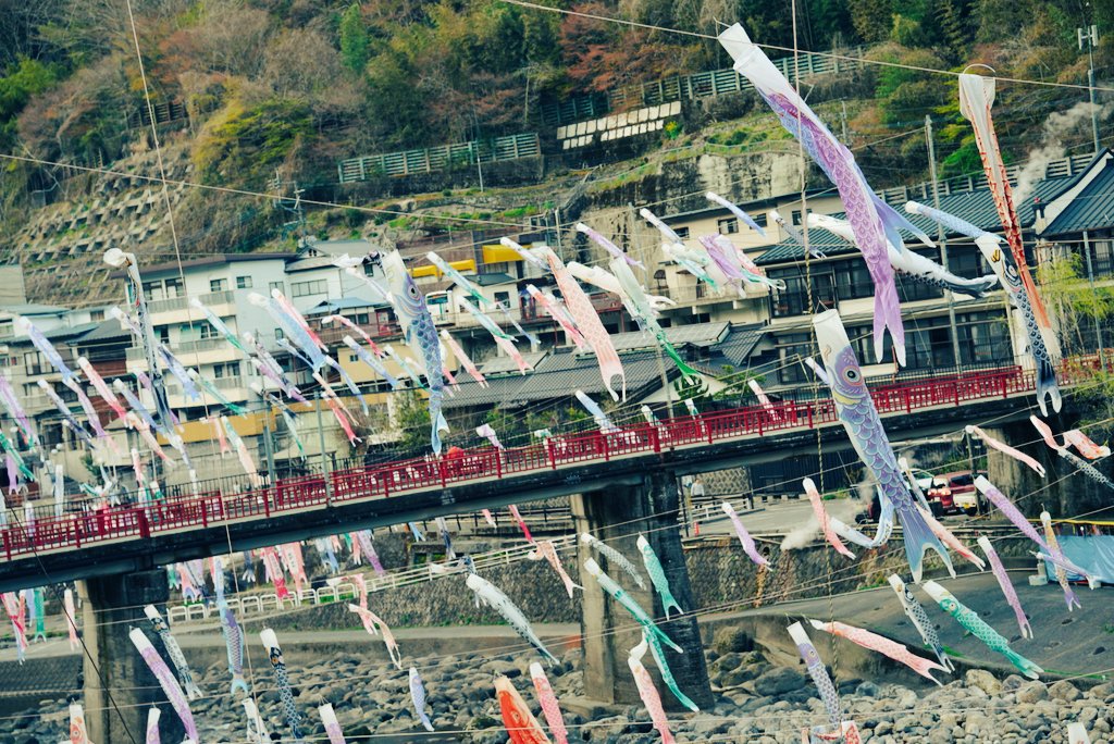 nicori_Daisaku's tweet photo. #杖立温泉 は #鯉のぼり でいっぱいです!
#旅館かねいし の屋根の下に泊まらせていただいています、とっても素敵!
本日から
#小国シネ・ホール へ!
いろんな映画を見るのがたのしみです!
https://t.co/3rgkeY1cV1
#off2025
#おぐに映画の森
#プランシーの万年筆 https://t.co/KgyCGtqZDM
