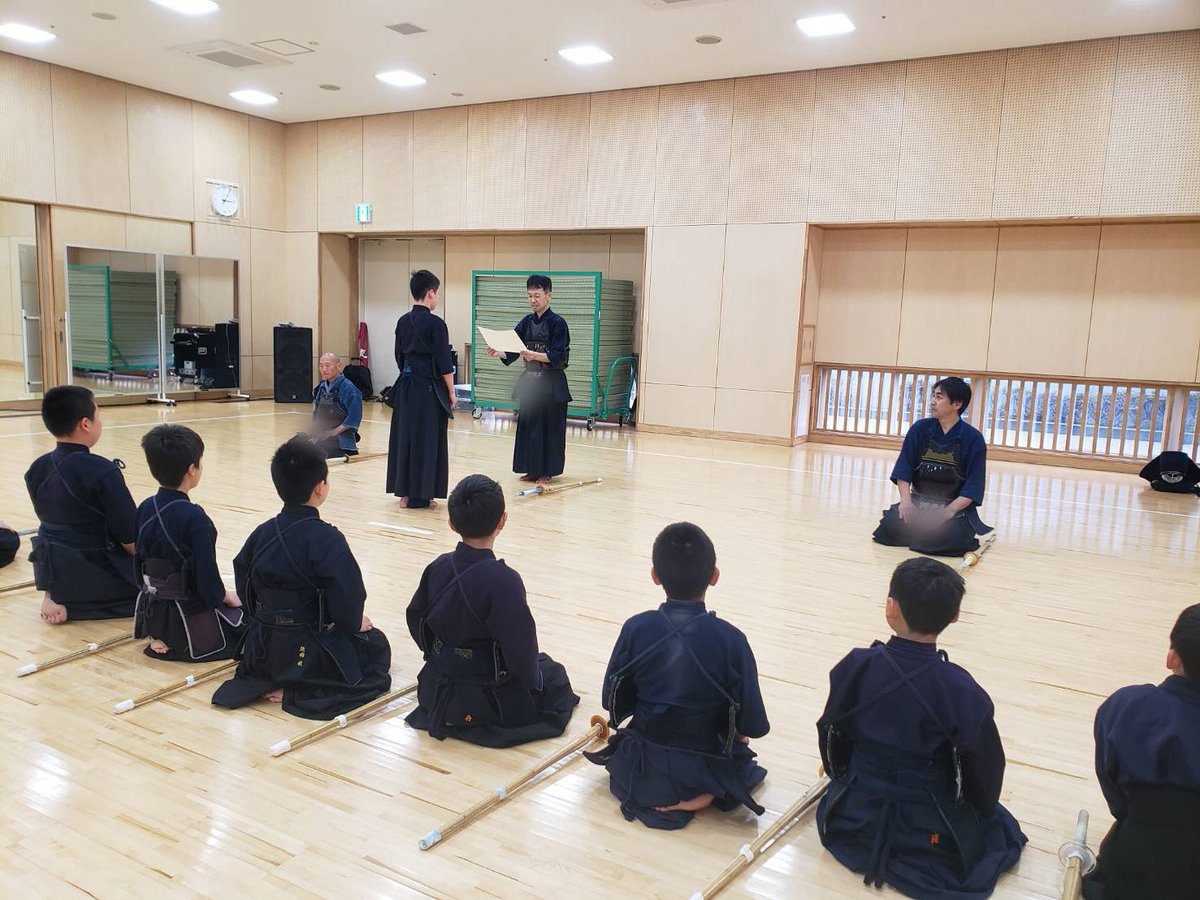 QLWSfMmlbewChtH's tweet photo. 春恒例の他道場との合同稽古。皆んなの前で初段の合格証書授与も行いました。🈴おめでとう🎊
また、この春めでたく大学に進学する卒団生が挨拶に来てくれました　ありがとう😭　大学に行っても目標に向かって頑張ってください。応援しています。また来てね🤗 https://t.co/k3NPkYeic2