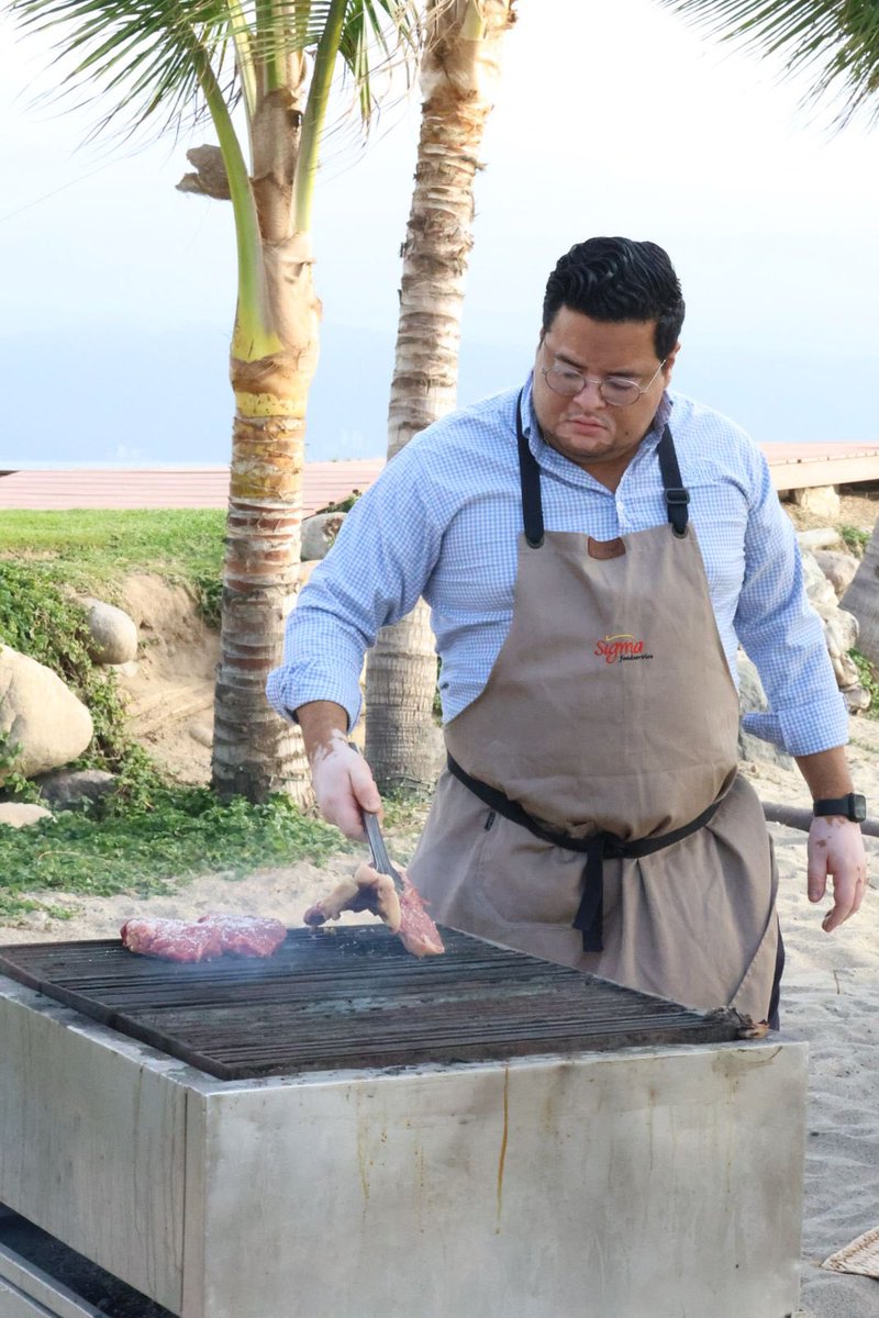 FoodandTravelMX's tweet photo. Uno de los puntos clave: la carne Certified #AngusBeef cumple con estrictos estándares para ser clasificada como tal. Por ejemplo, los animales no deben superar los 30 meses de edad y deben alcanzar un peso de 1,050 libras (más de 470 kg).
@SigmaAlimentos https://t.co/nYI8EFrlen