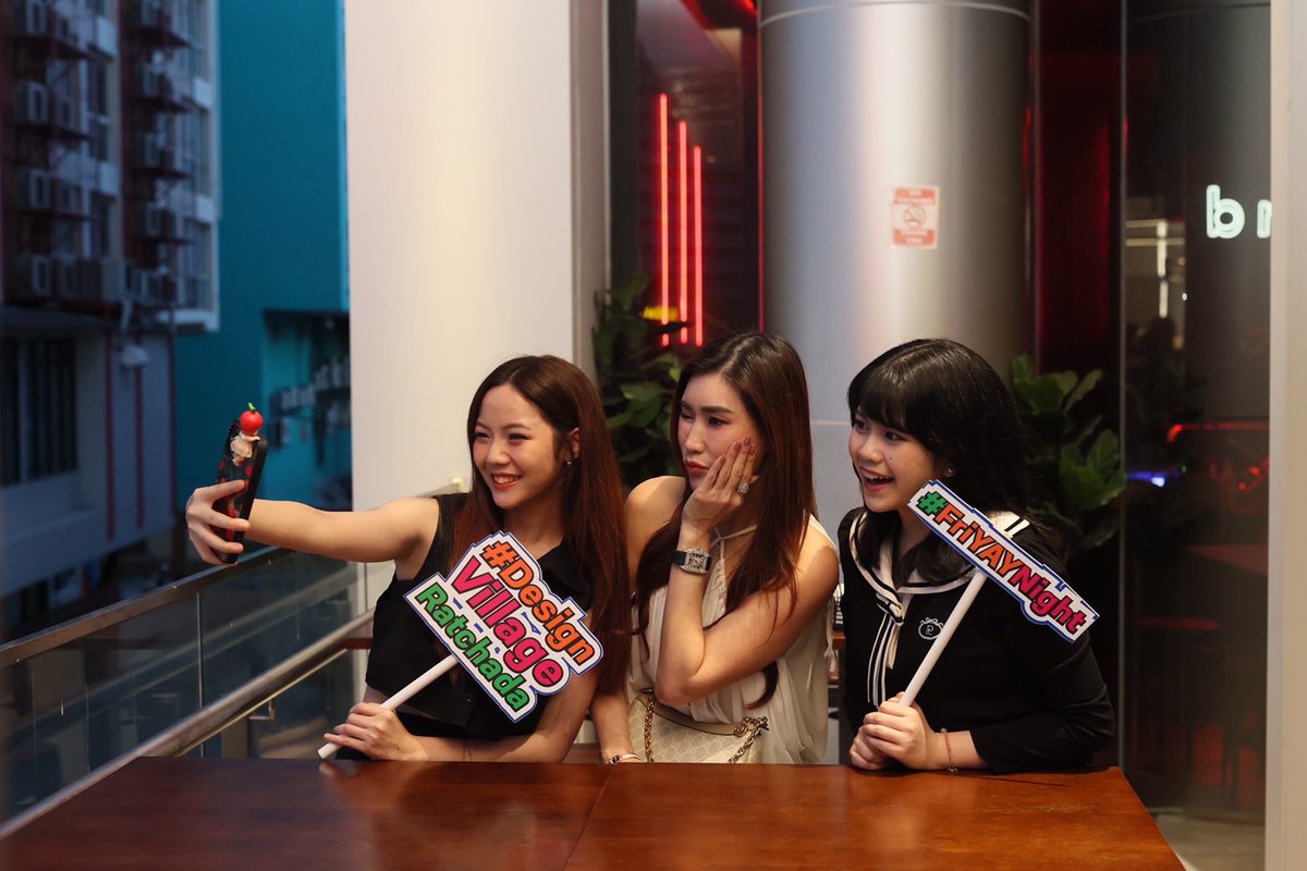 mcinemusic's tweet image. Design Village Ratchada (ดีไซน์วิลเลจ รัชดา) ทำถึง !! ผนึก BREWAVE อัปความสุขกลุ่มคนทำงานแบบจัดเต็ม ค่ำคืนวันศุกร์ FRIYAY ! NIGHT   mcinenews.net/?p=2673 ผ่าน @MCINE NEWS #DesignVillage #FriYaYNight #DesignVillageRatchada #ดีไซน์วิลเลจรัชดา #รัชดานิสต้า