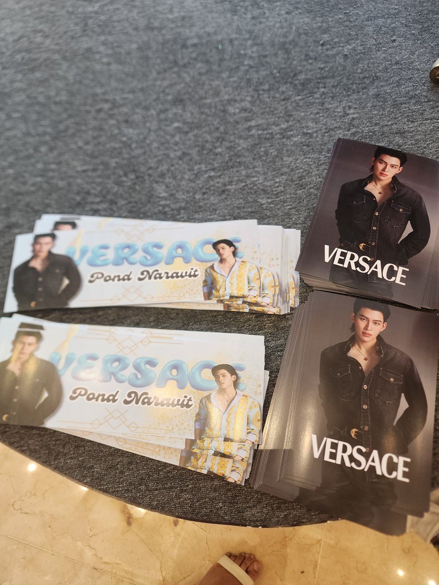 WOTB_Ent's tweet photo. Get your goodies! Freebie claiming starts at 1PM near H&amp;M, SM Aura Atrium. Priority goes to RSVP holders. Unclaimed items will be shared with other fans while stocks last!

#VersaceFragrances
#PondxVersaceFragrancesPH https://t.co/KYhsgqjxOS