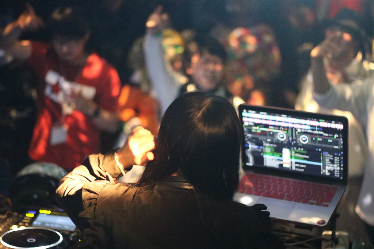 sx3elf's tweet photo. 2018.01.13(Sat) SssELF 18th Attack!! -風花- @ SOUND SPACE RIZIN’

サブタイトルは冬の季語でもある「風花」この頃は回ごとに英語と日本語のサブタイトルが交互についていました。前回のポップな感じからシックなデザインに。グループ割りや仮想通貨払いもありました https://t.co/nxIeHXZBzB